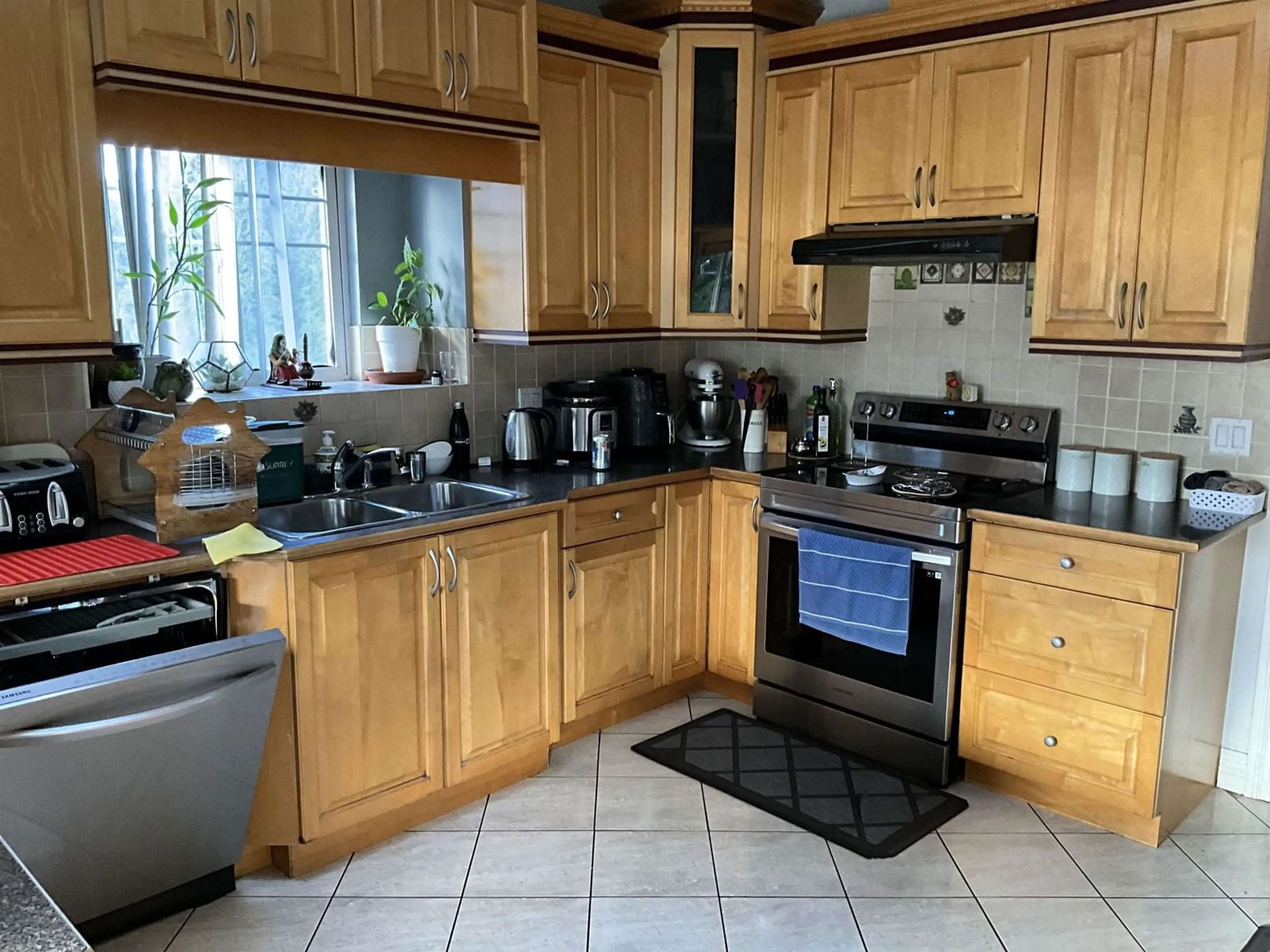 Standard kitchen, wood floors, cottage for 14008 82 AVENUE, Surrey British Columbia V3W1M8