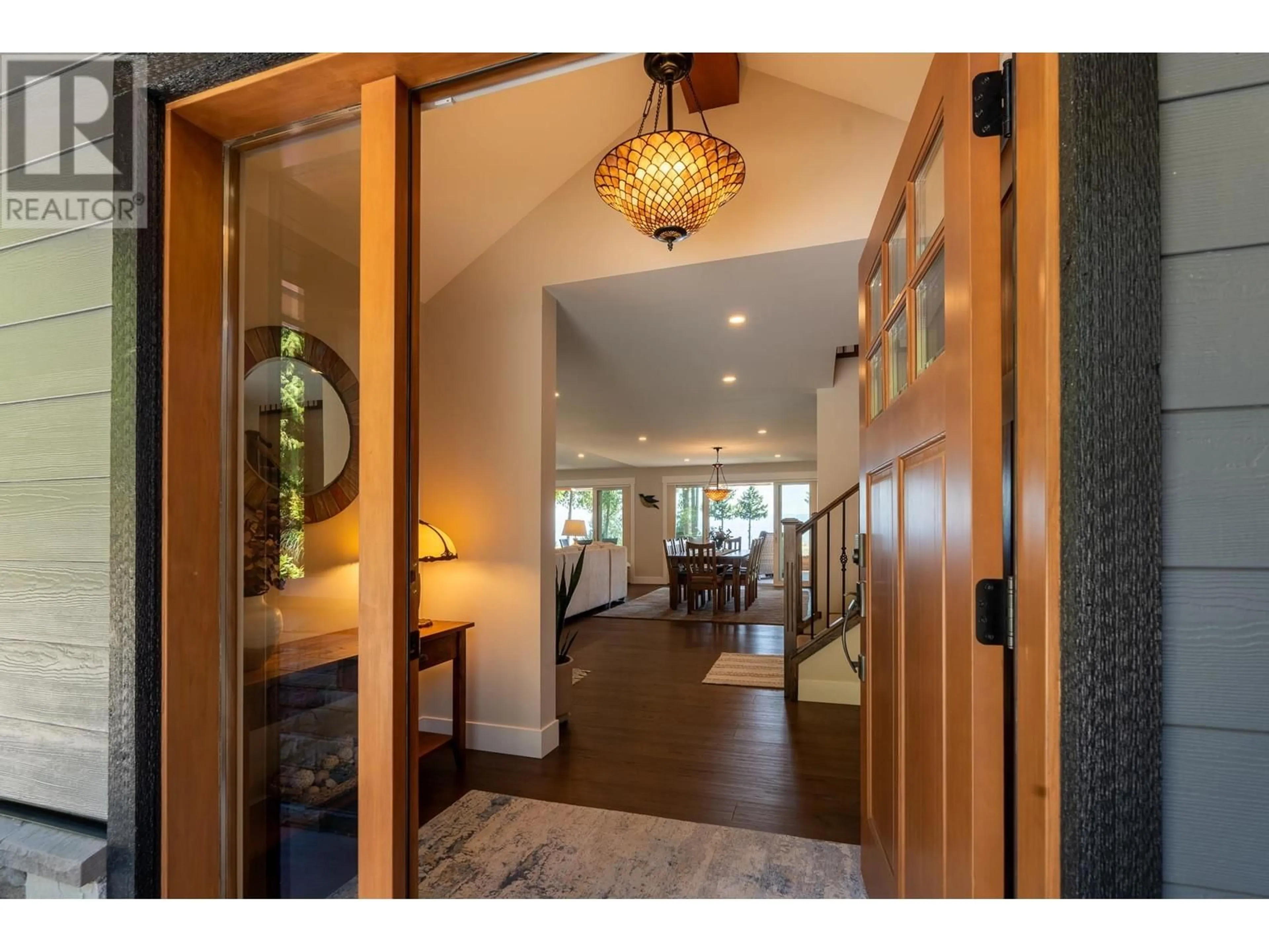 Indoor entryway, wood floors for 7891-7893 REDROOFFS ROAD, Halfmoon Bay British Columbia V7Z1A4