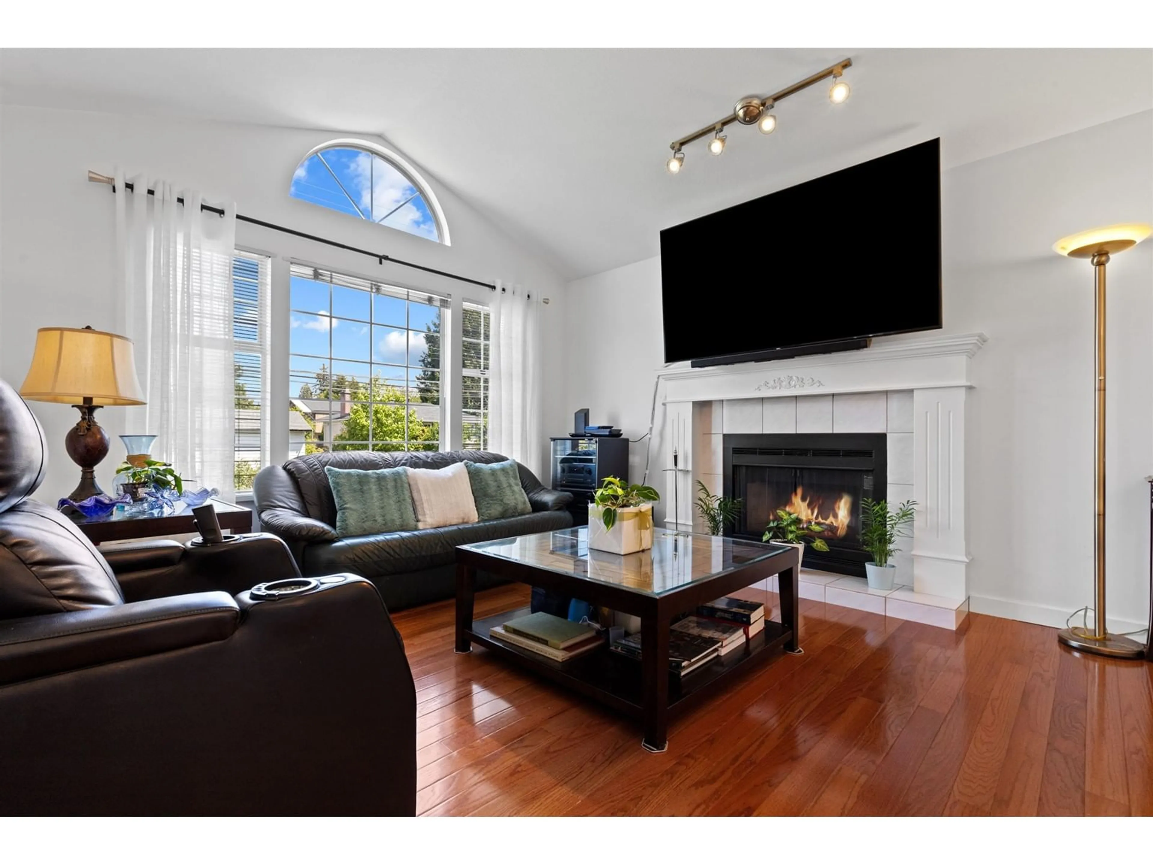Living room for 11142 90 AVENUE, Delta British Columbia V4C3G9