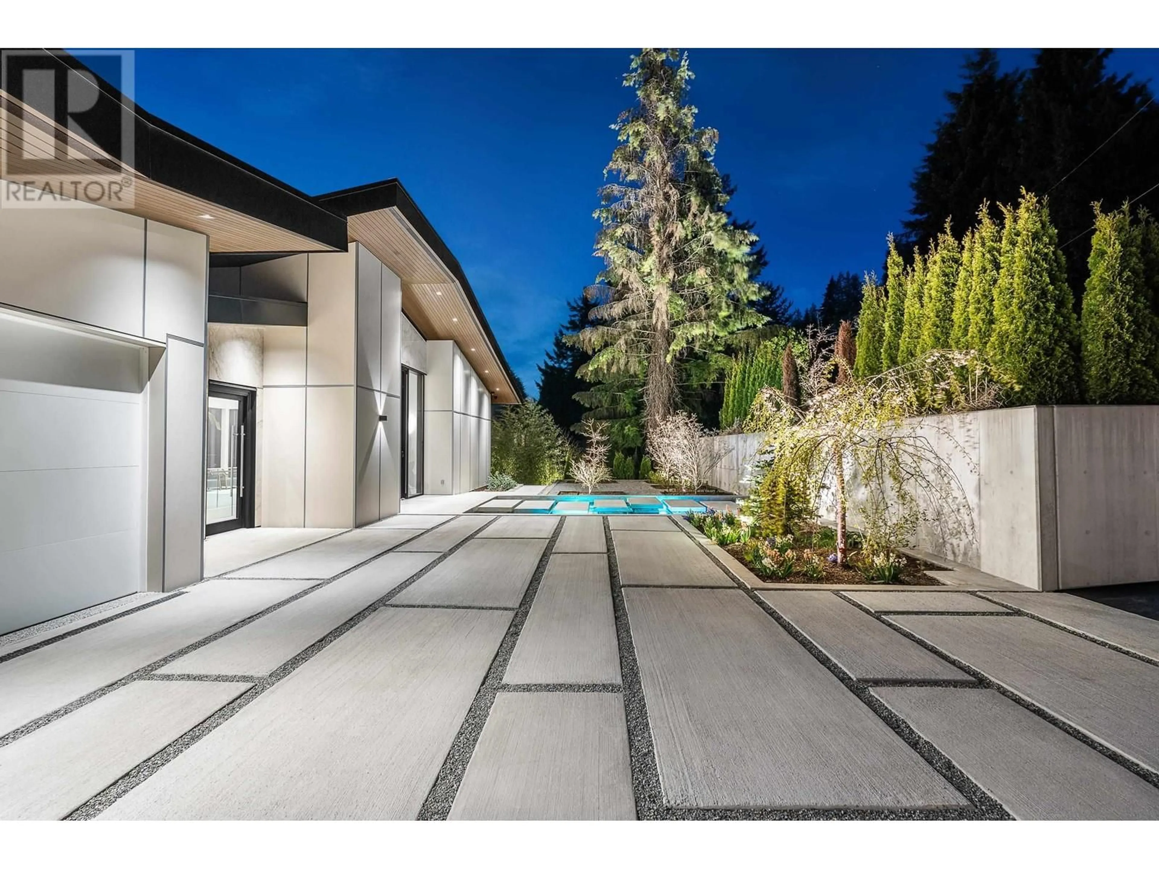 Patio, the fenced backyard for 535 CRAIGMOHR DRIVE, West Vancouver British Columbia V7S1W8