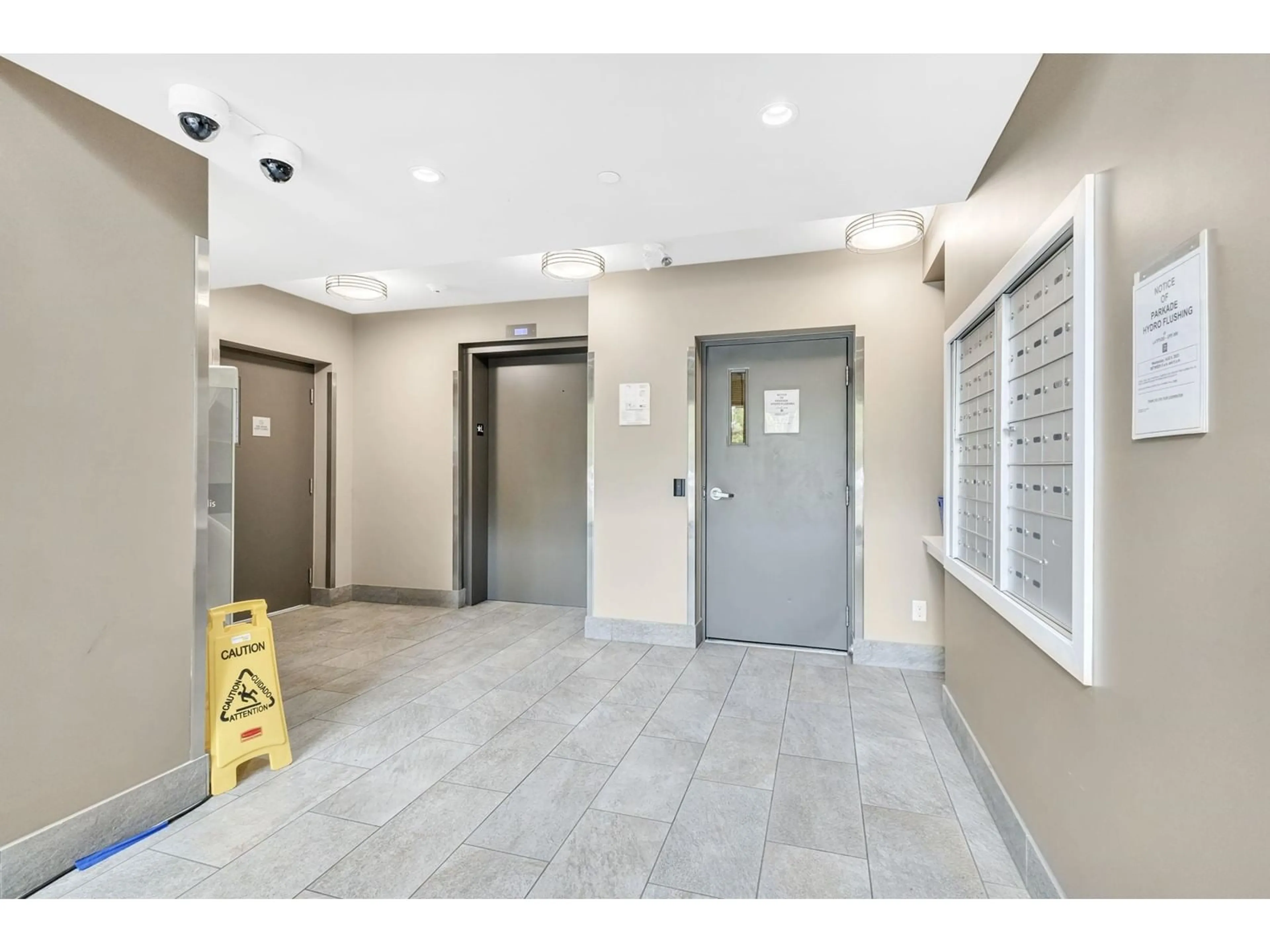 Indoor foyer for 413 14358 60 AVENUE, Surrey British Columbia V3X0G3