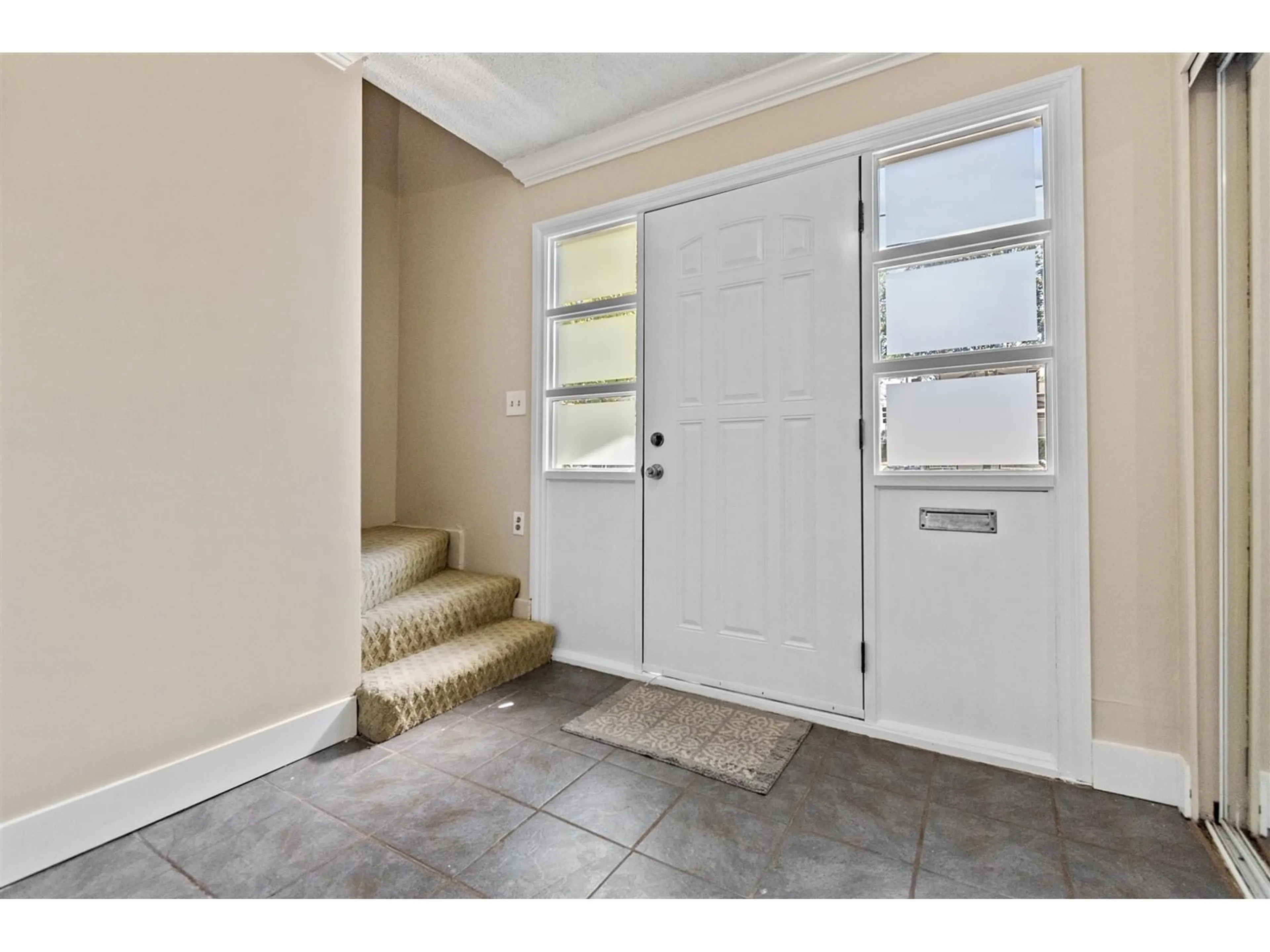 Indoor entryway for 14193 72 AVENUE, Surrey British Columbia V3W2P9