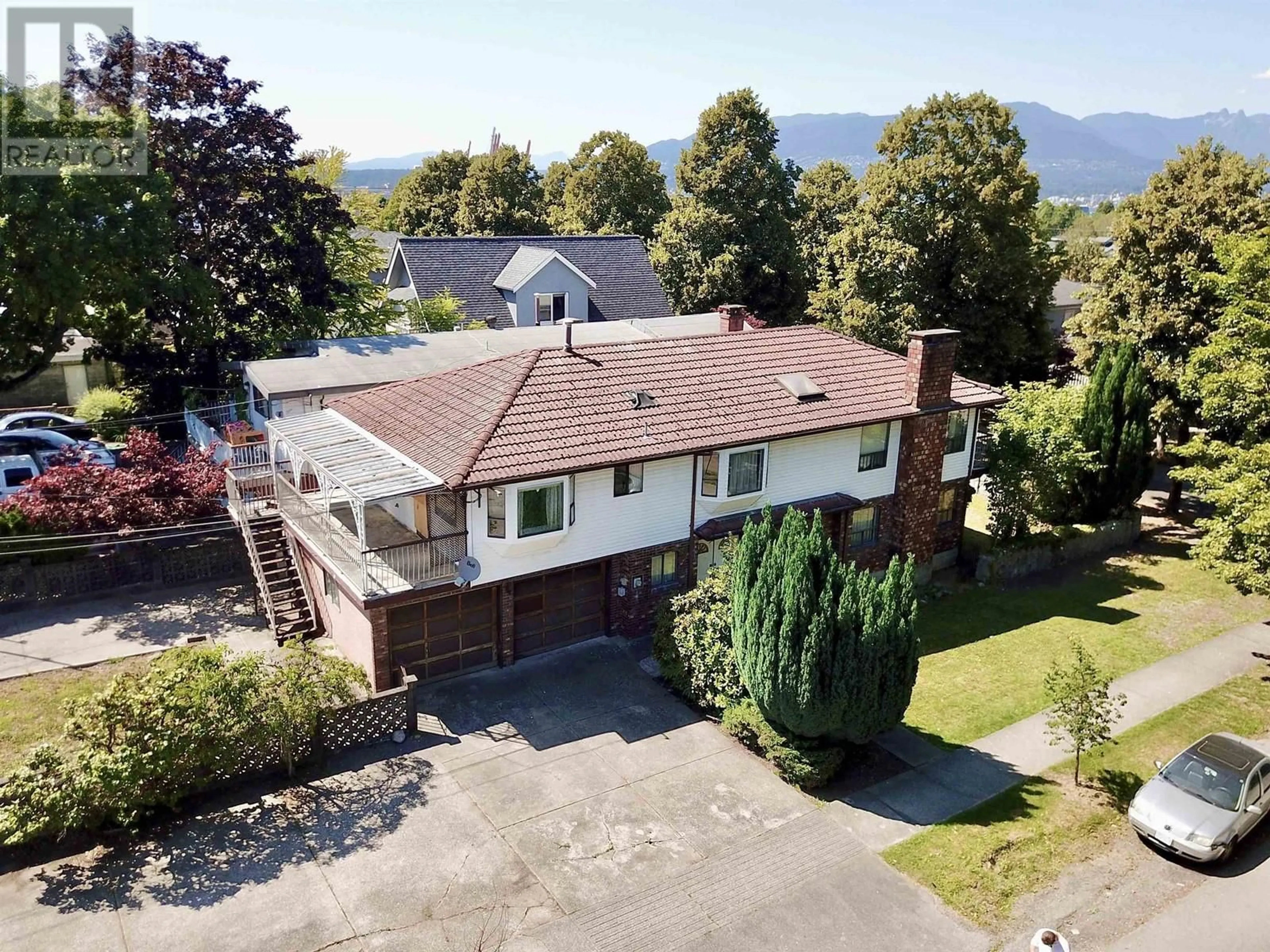 Frontside or backside of a home for 221 KAMLOOPS STREET, Vancouver British Columbia V5K5C3