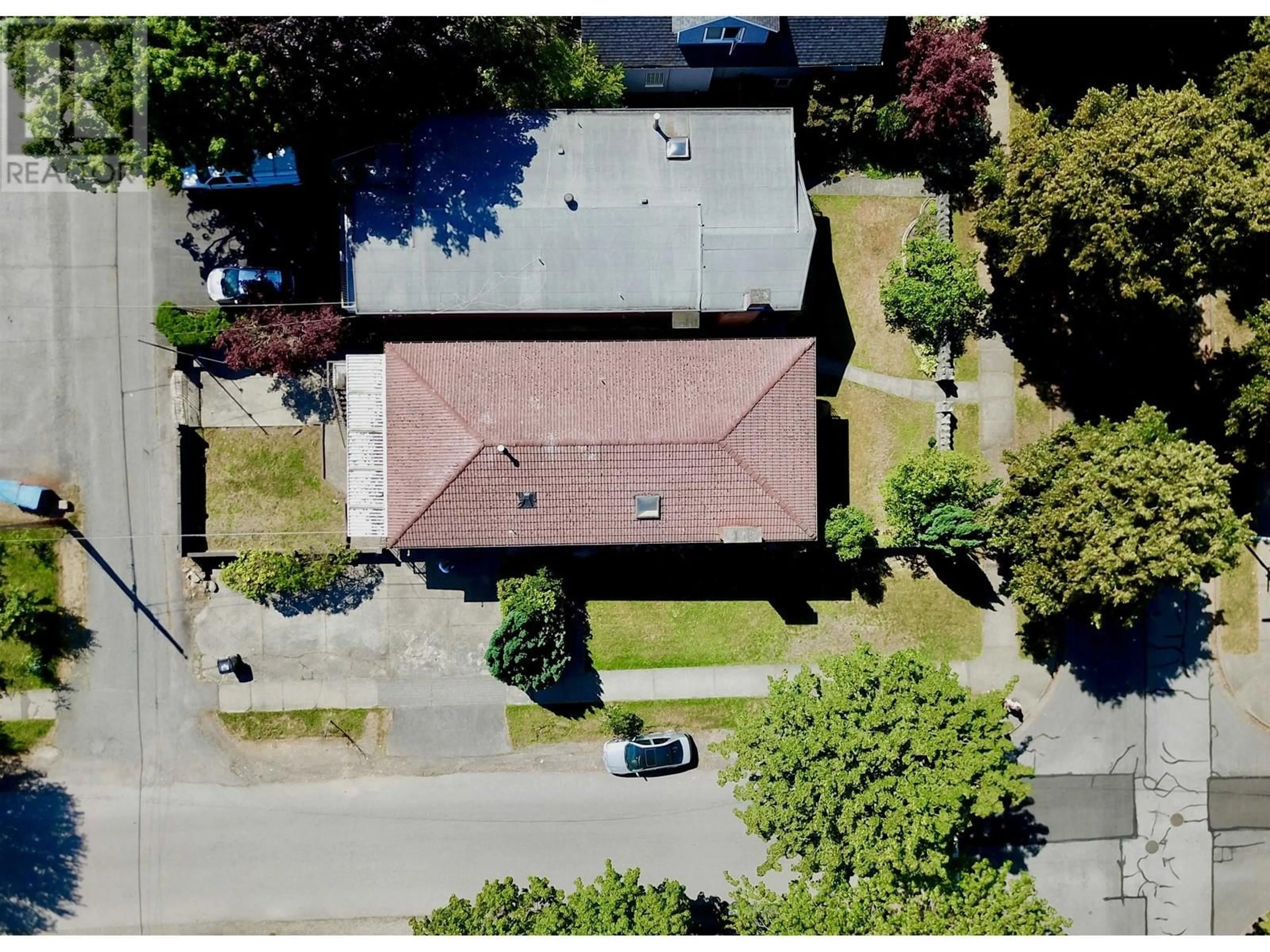 Frontside or backside of a home for 221 KAMLOOPS STREET, Vancouver British Columbia V5K5C3