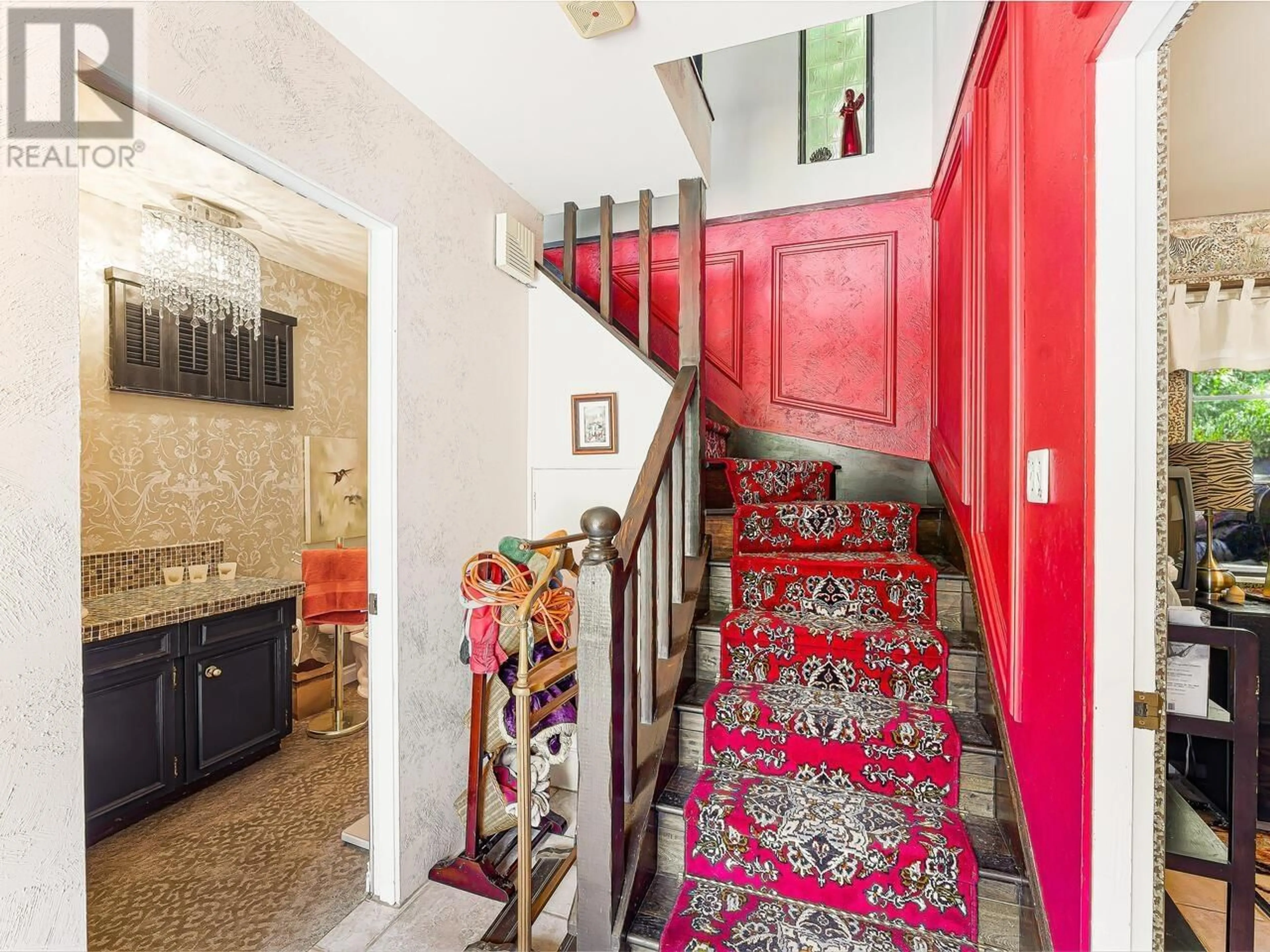 Indoor foyer for 35 LIONS BAY AVENUE, Lions Bay British Columbia V0N2E0