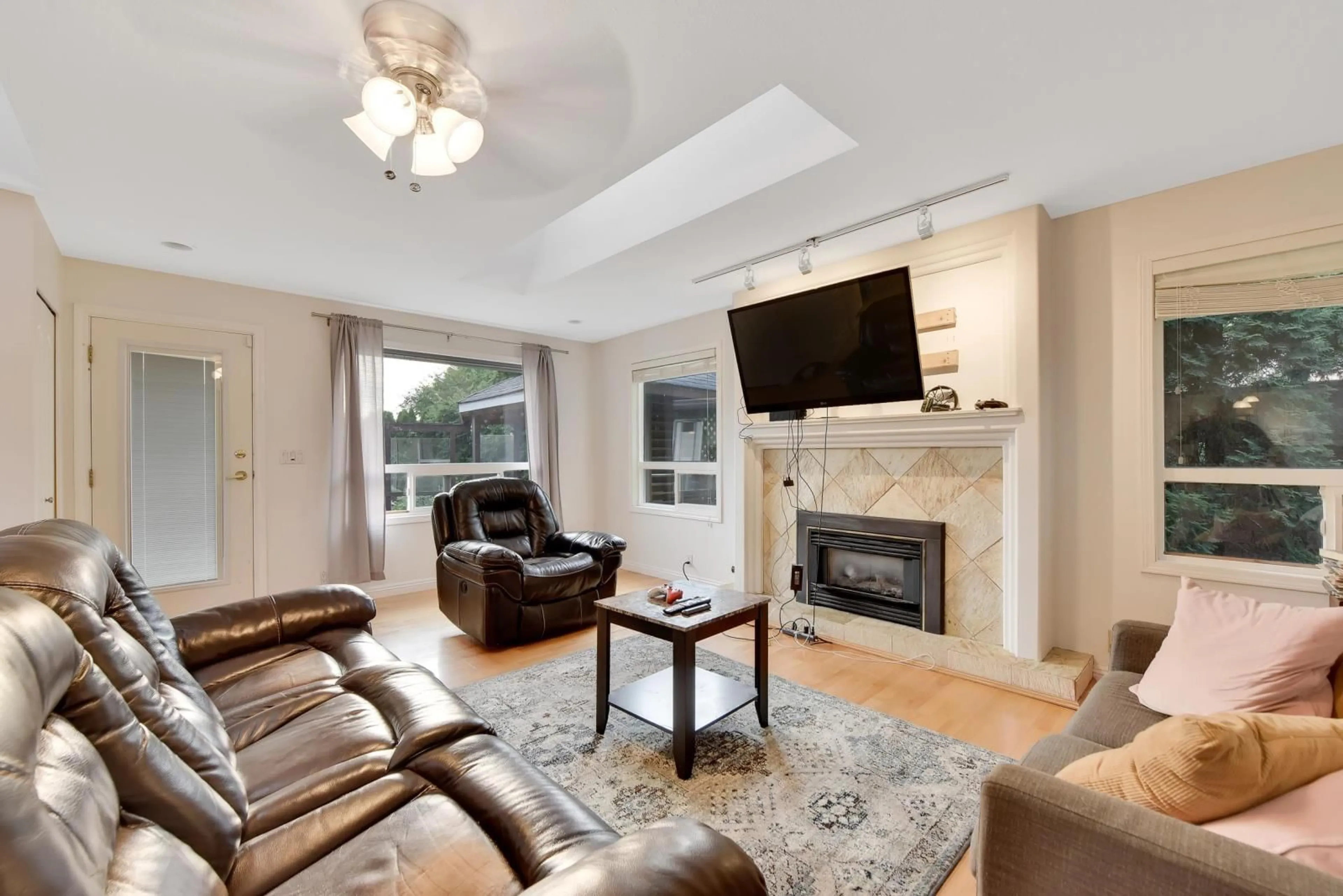 Living room, wood floors for 46089 SOUTHLANDS DRIVE, Chilliwack British Columbia V2P1B6