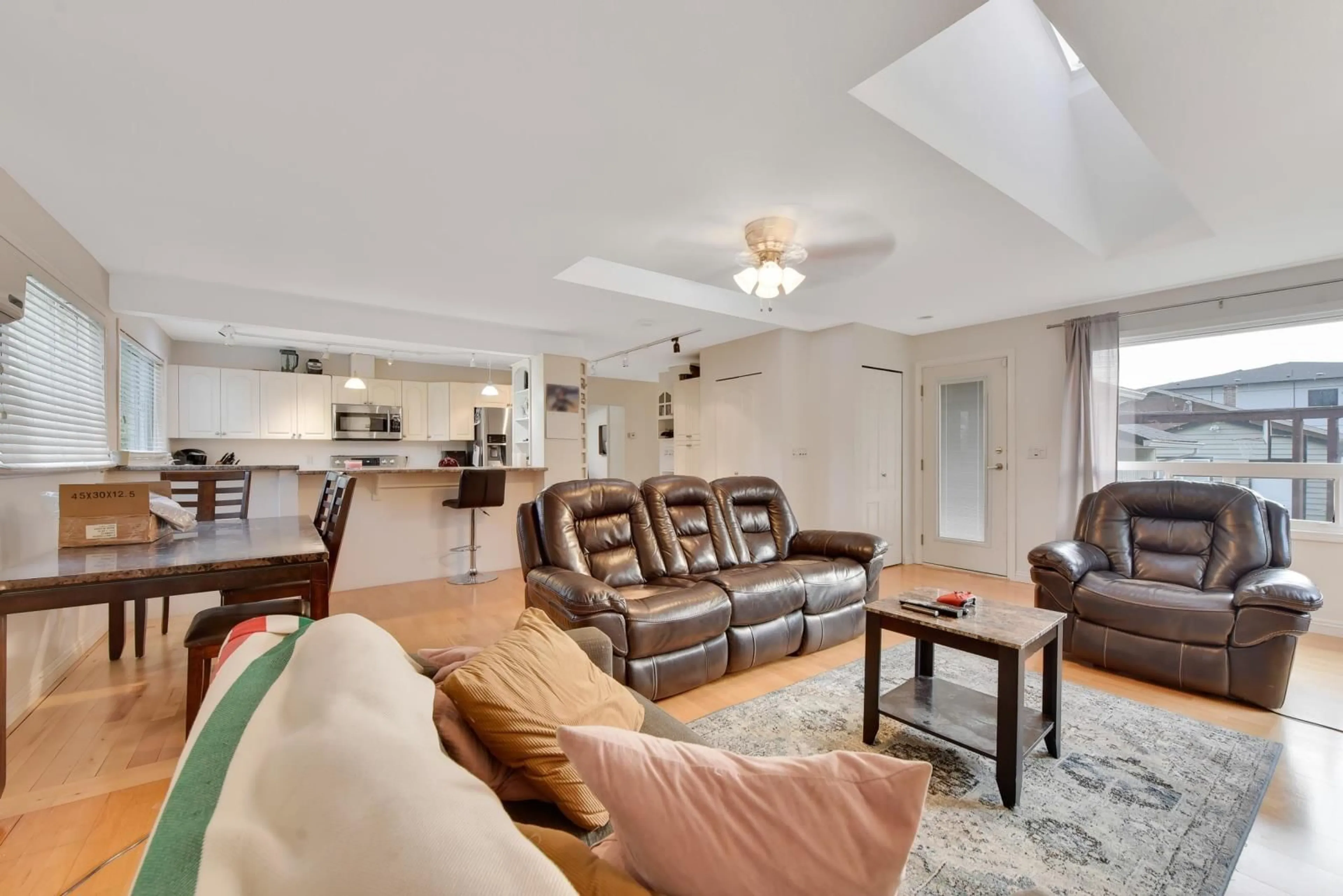 Living room, wood floors for 46089 SOUTHLANDS DRIVE, Chilliwack British Columbia V2P1B6