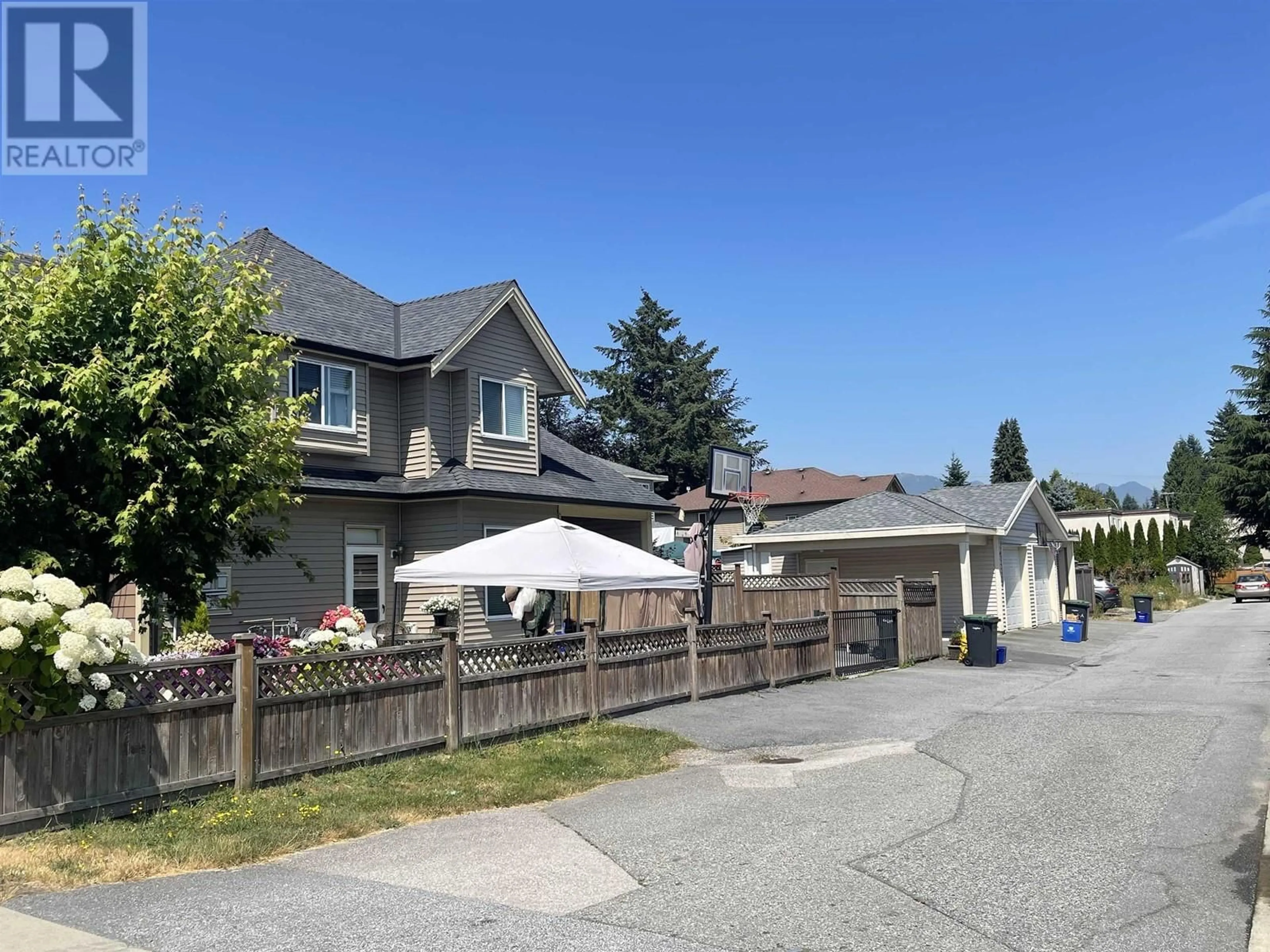 A pic from outside/outdoor area/front of a property/back of a property/a pic from drone, street for 943 ROBINSON STREET, Coquitlam British Columbia V3J4G9