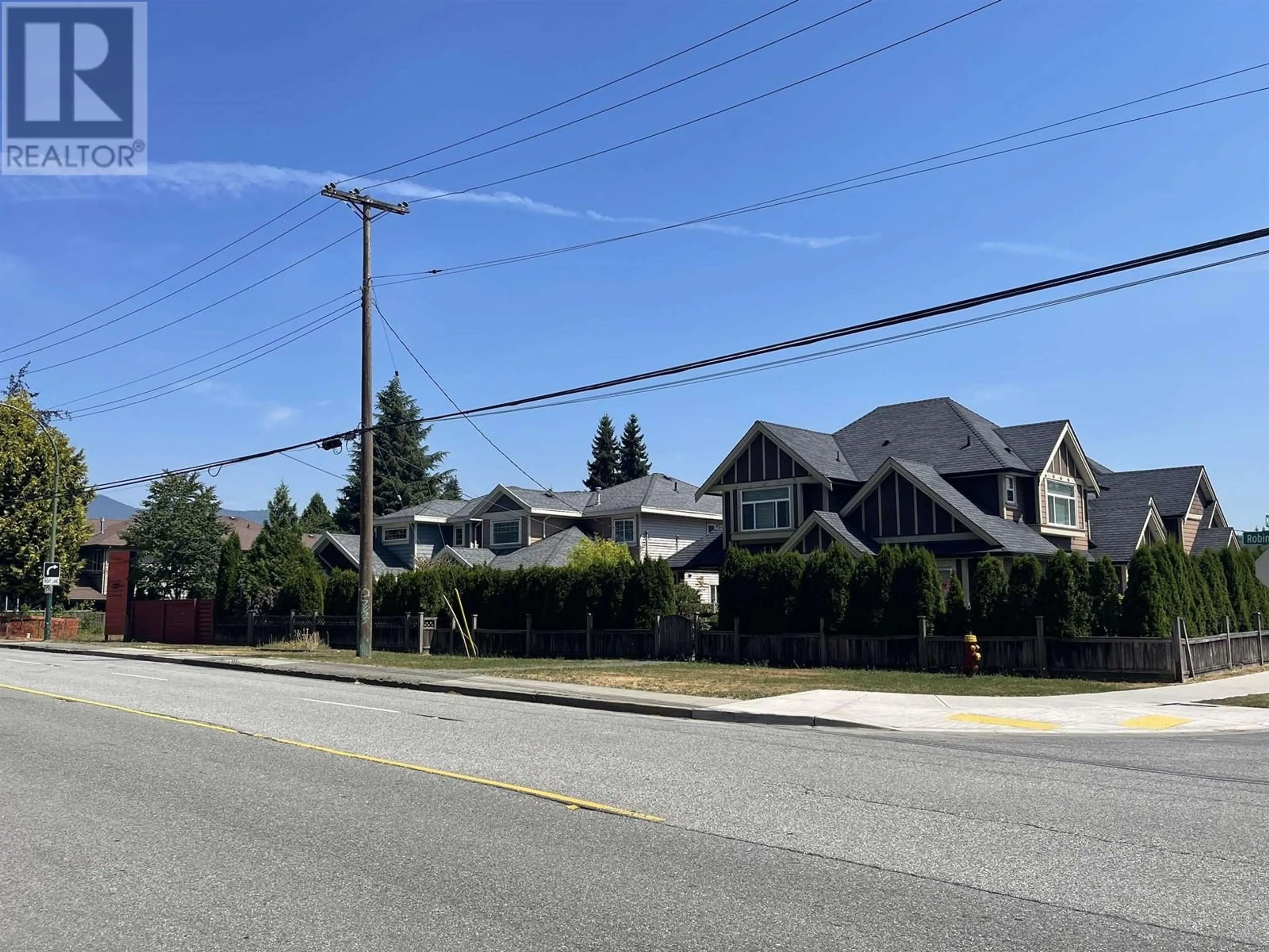 A pic from outside/outdoor area/front of a property/back of a property/a pic from drone, street for 943 ROBINSON STREET, Coquitlam British Columbia V3J4G9