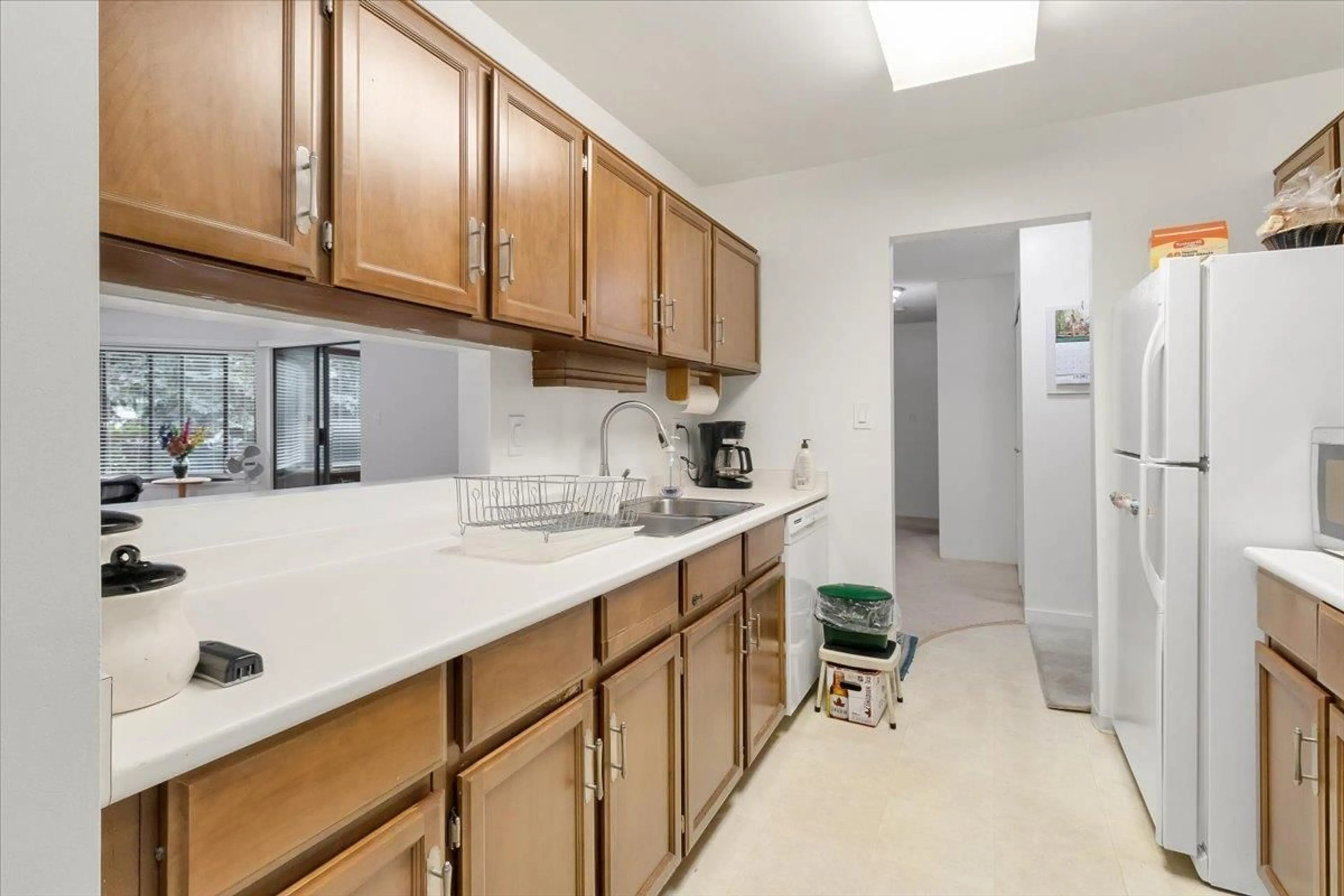 Standard kitchen for 206 1355 WINTER STREET, White Rock British Columbia V4B3Y2