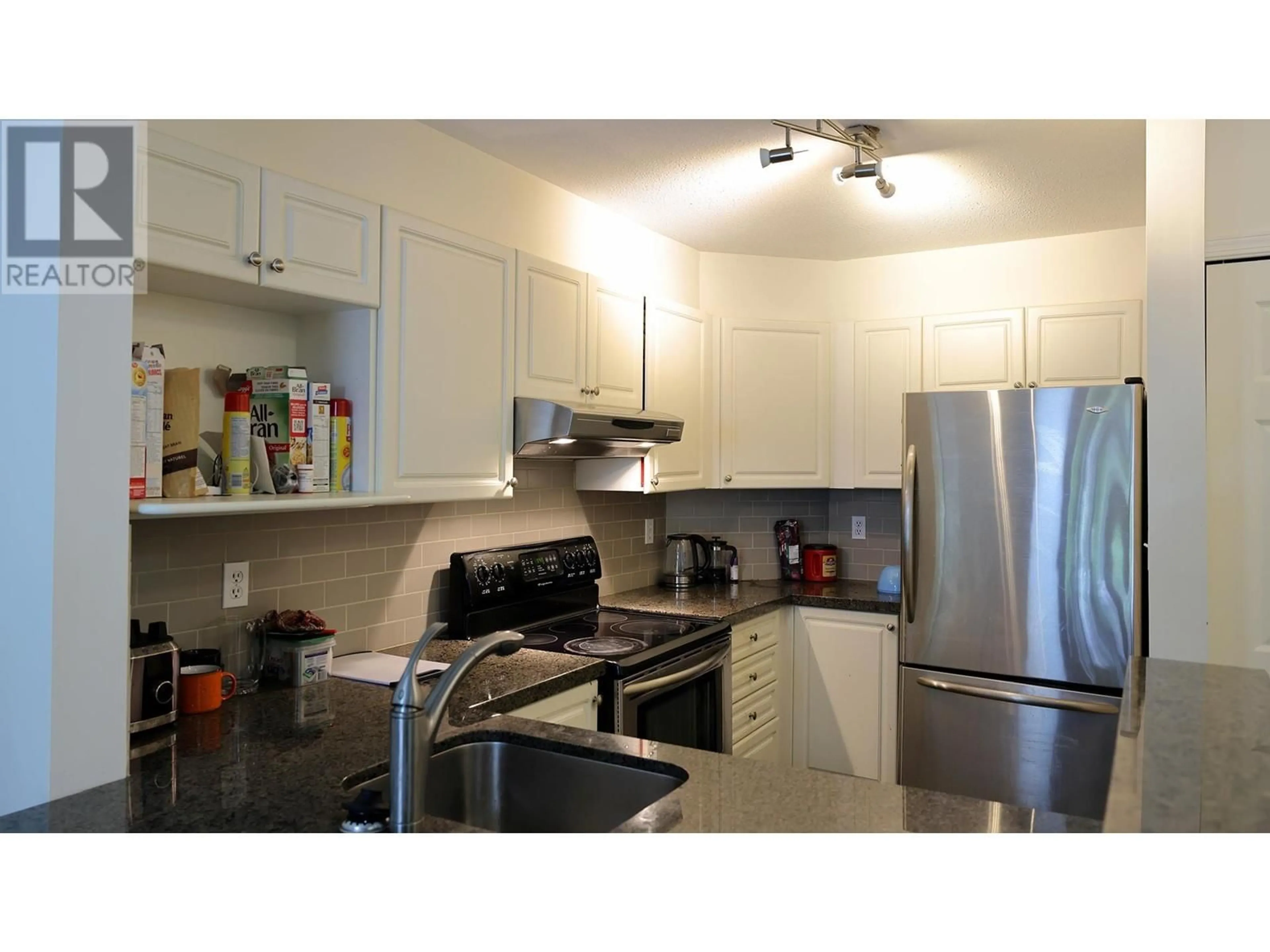 Standard kitchen for 205 980 W 21ST AVENUE, Vancouver British Columbia V5Z1Z1