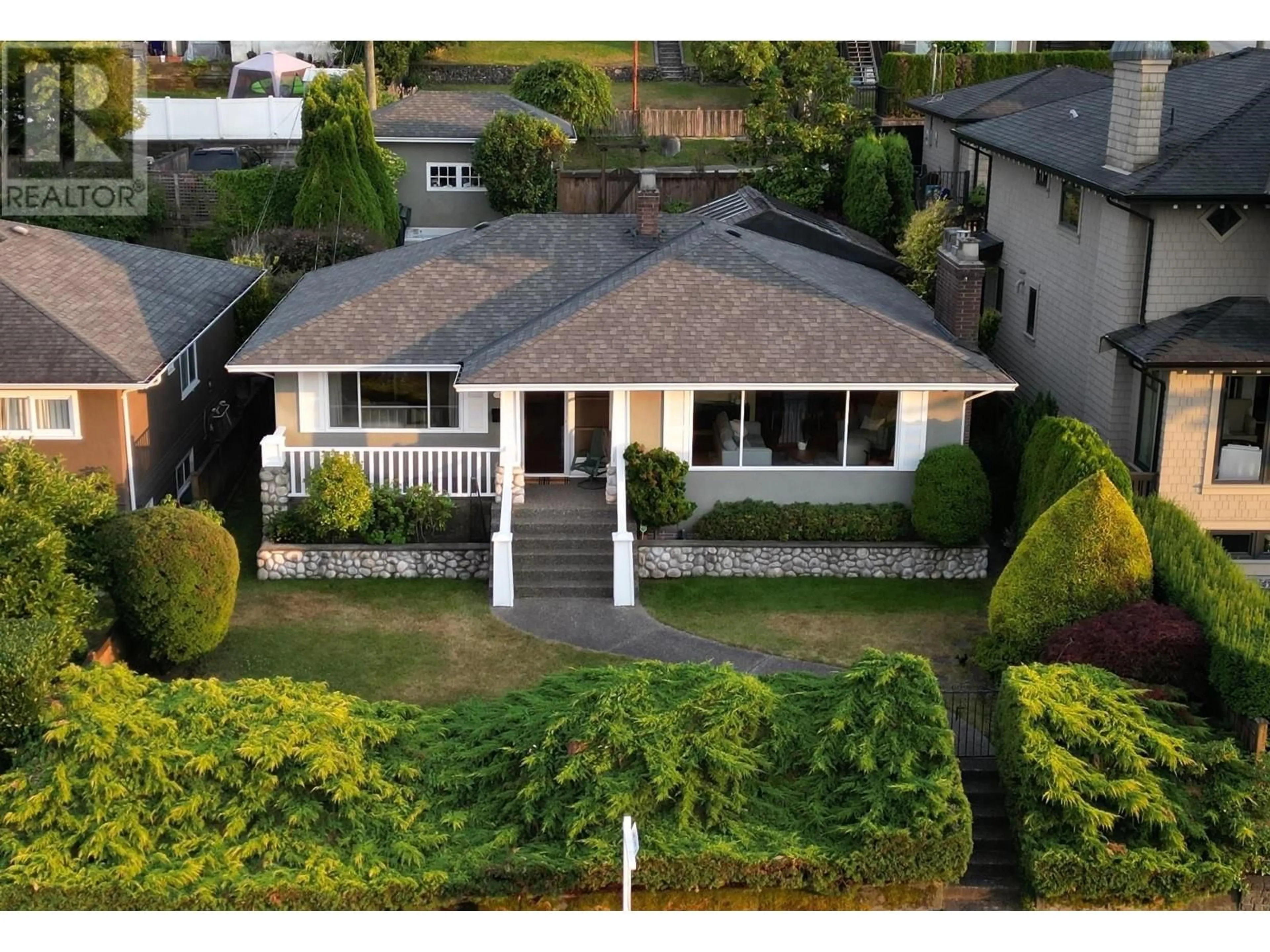 Frontside or backside of a home for 4016 YALE STREET, Burnaby British Columbia V5C1P9