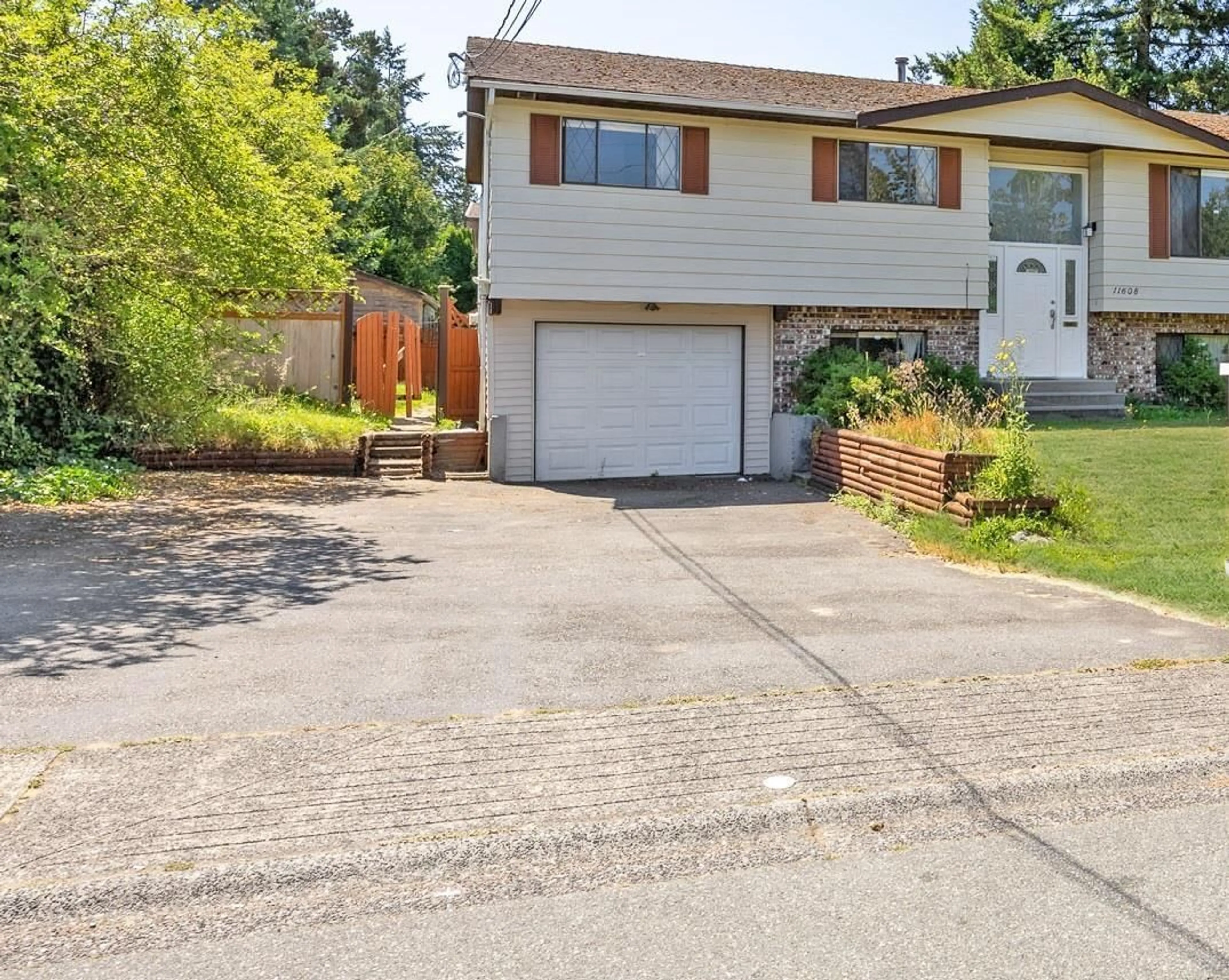 Frontside or backside of a home for 11608 73A AVENUE, Delta British Columbia V4C6Y7