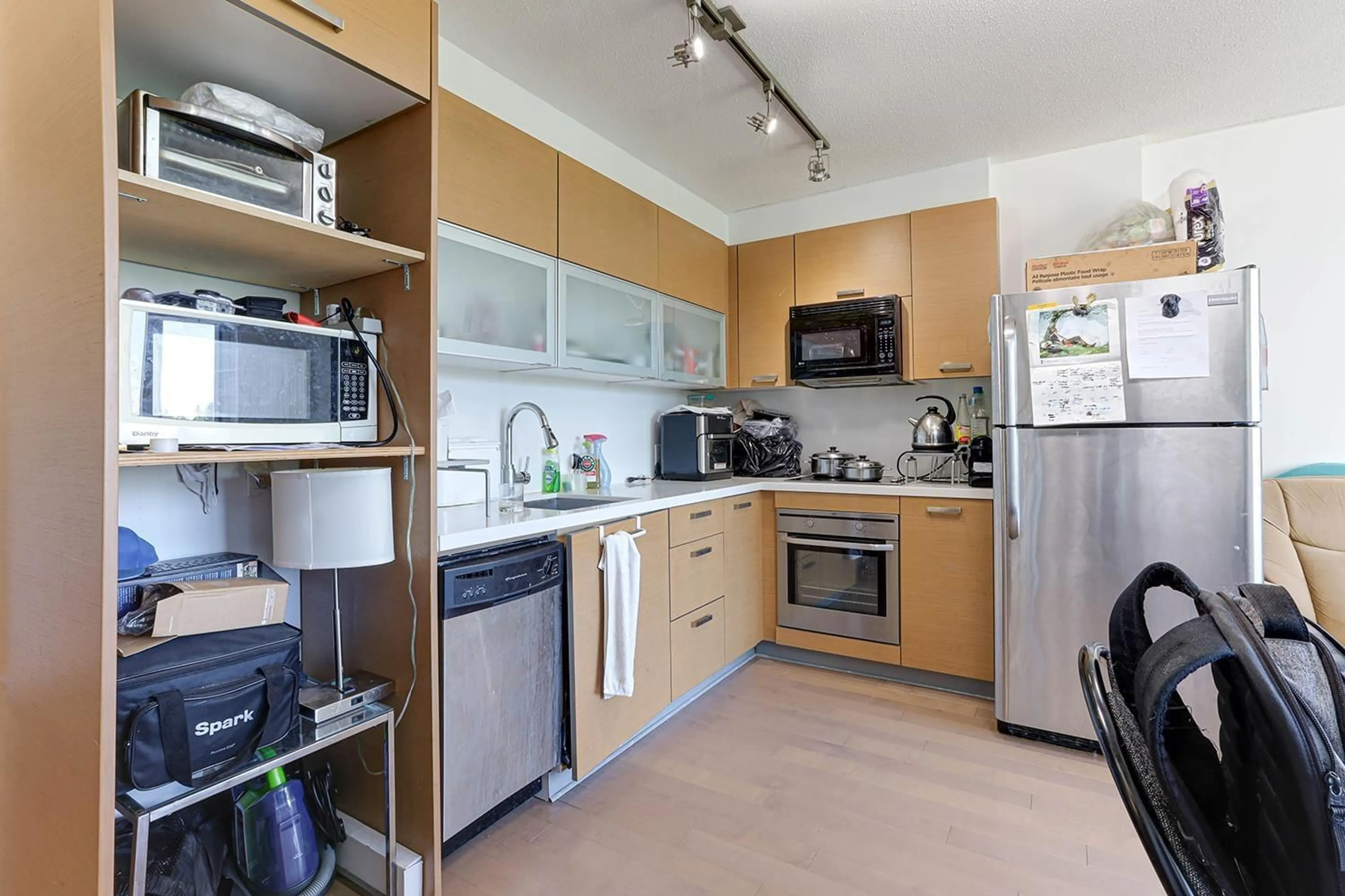 Standard kitchen, wood floors, cottage for 605 10777 UNIVERSITY DRIVE, Surrey British Columbia V3T0E6