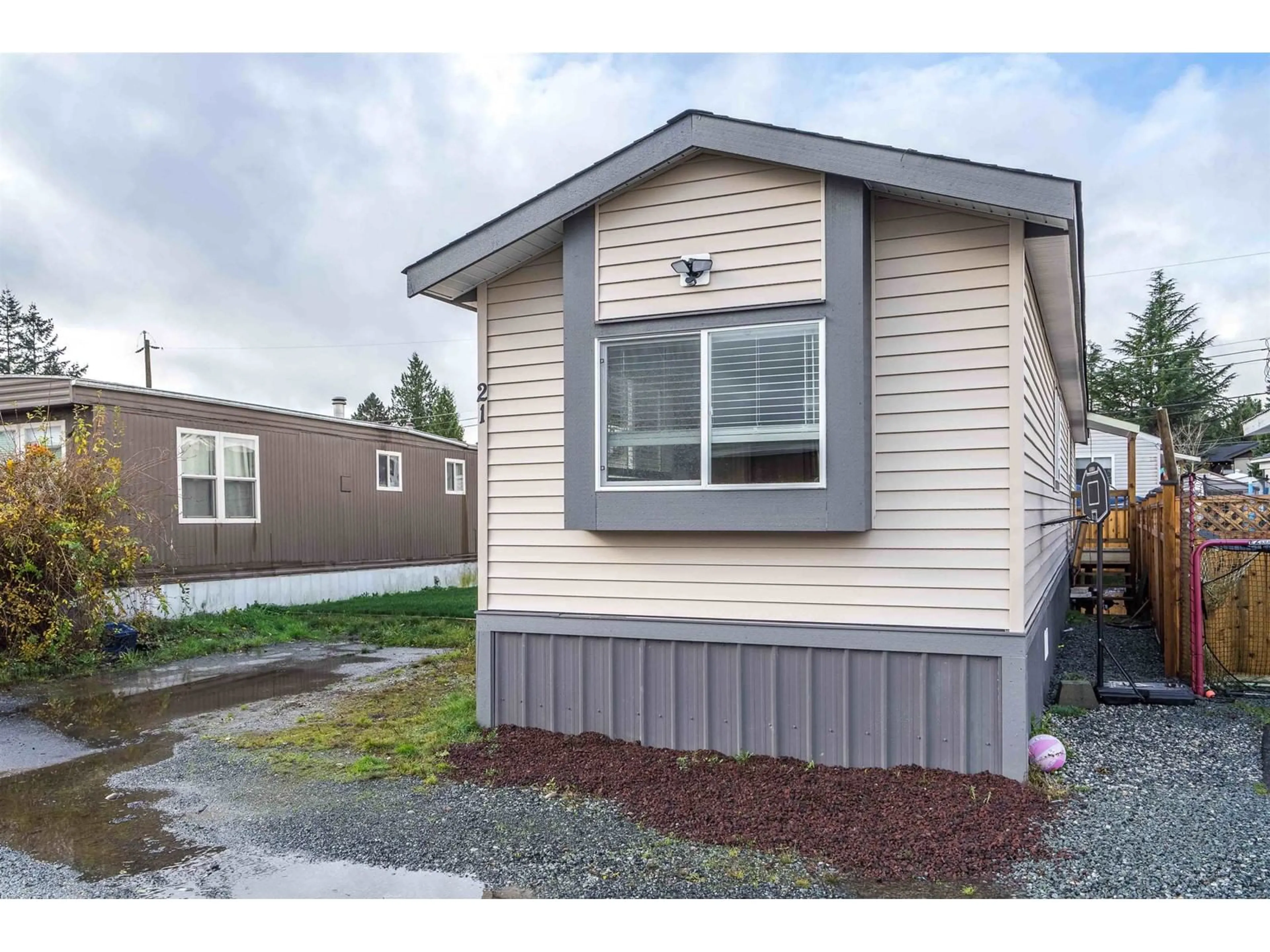 Home with vinyl exterior material, street for 21 - 26892 FRASER, Langley British Columbia V4W3T5