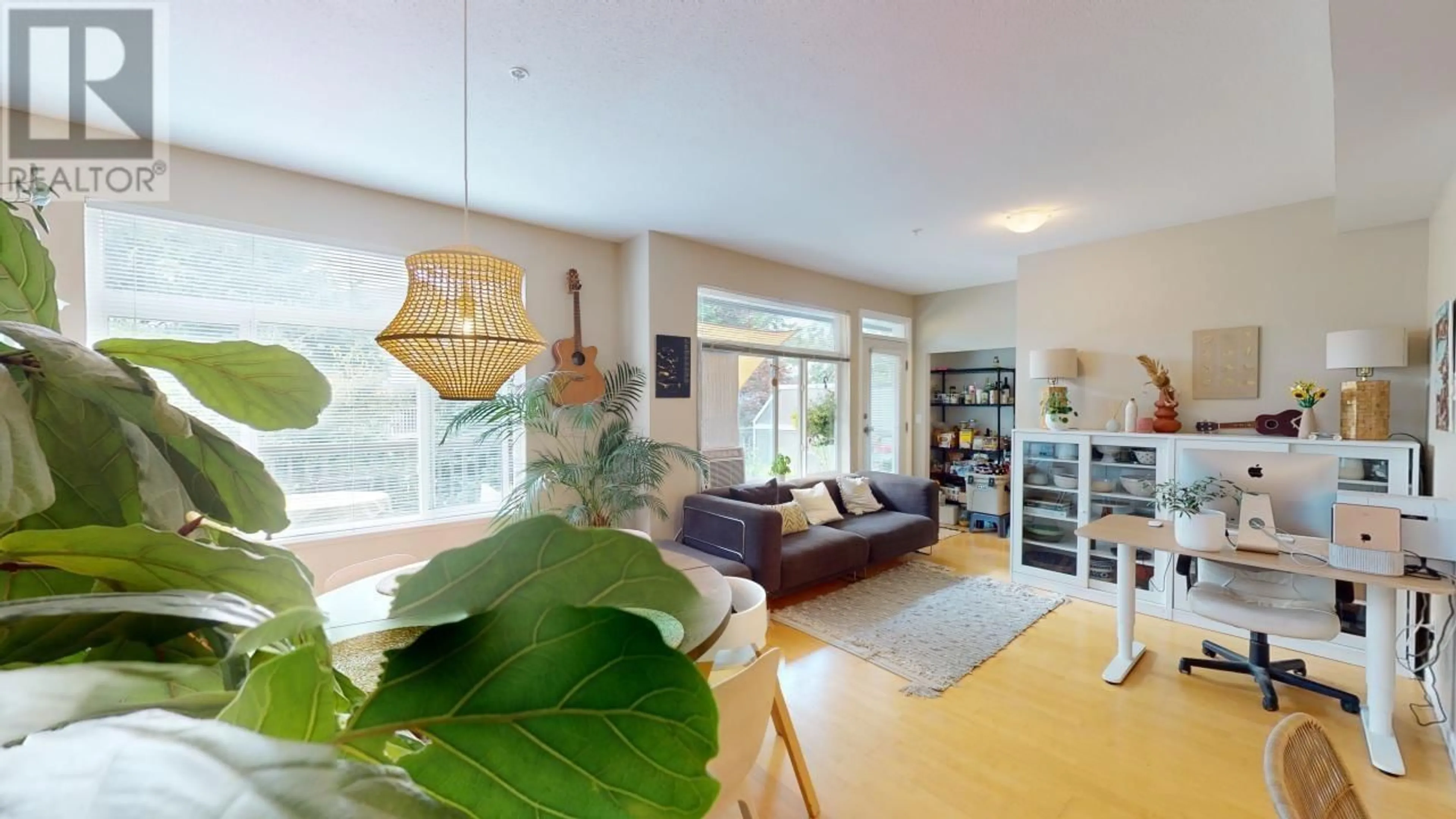 Living room, wood floors for 15 40632 GOVERNMENT ROAD, Squamish British Columbia V8B0M7