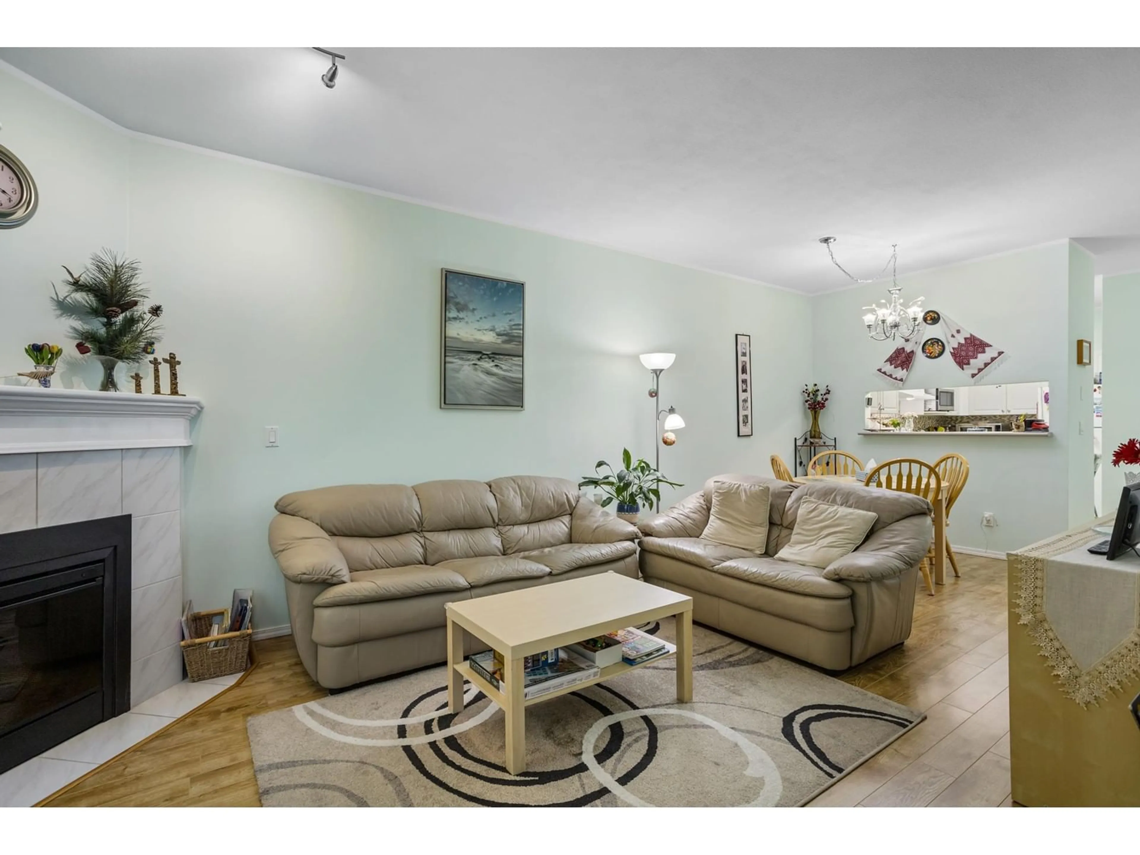 Living room for 601 10082 132 STREET, Surrey British Columbia V3T5V3