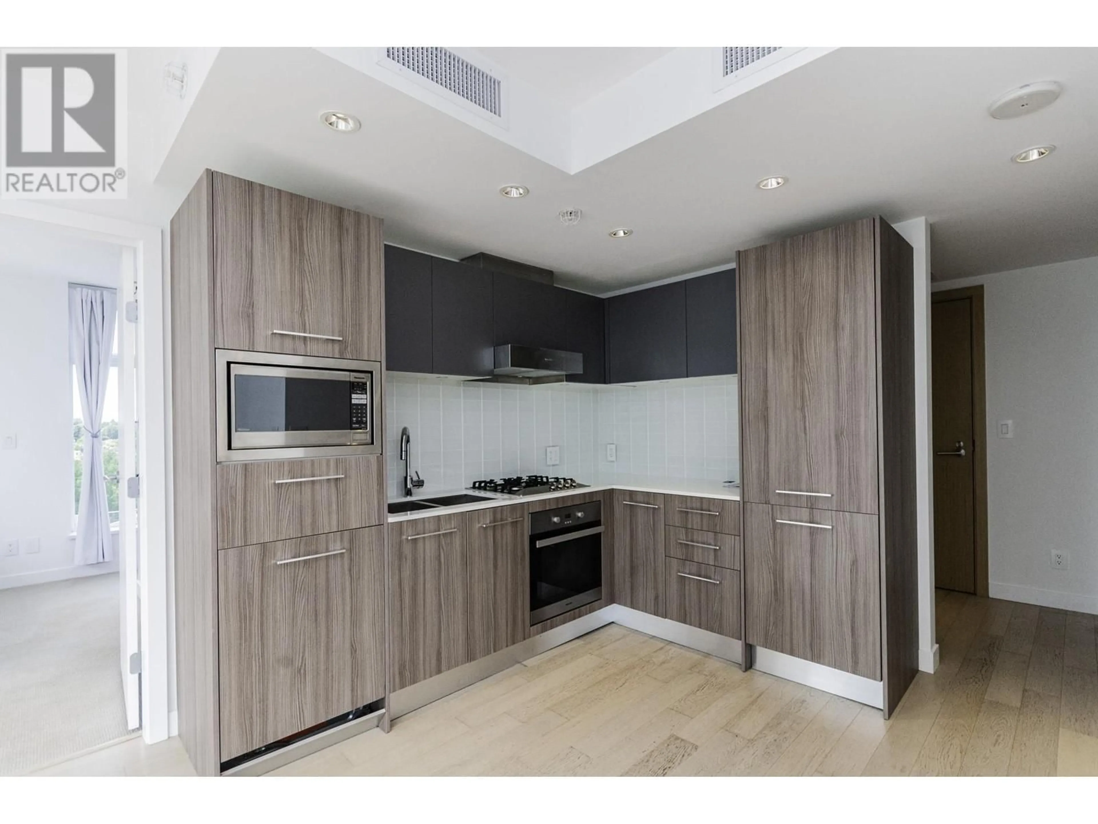 Standard kitchen for 910 4638 GLADSTONE STREET, Vancouver British Columbia V5N0G5