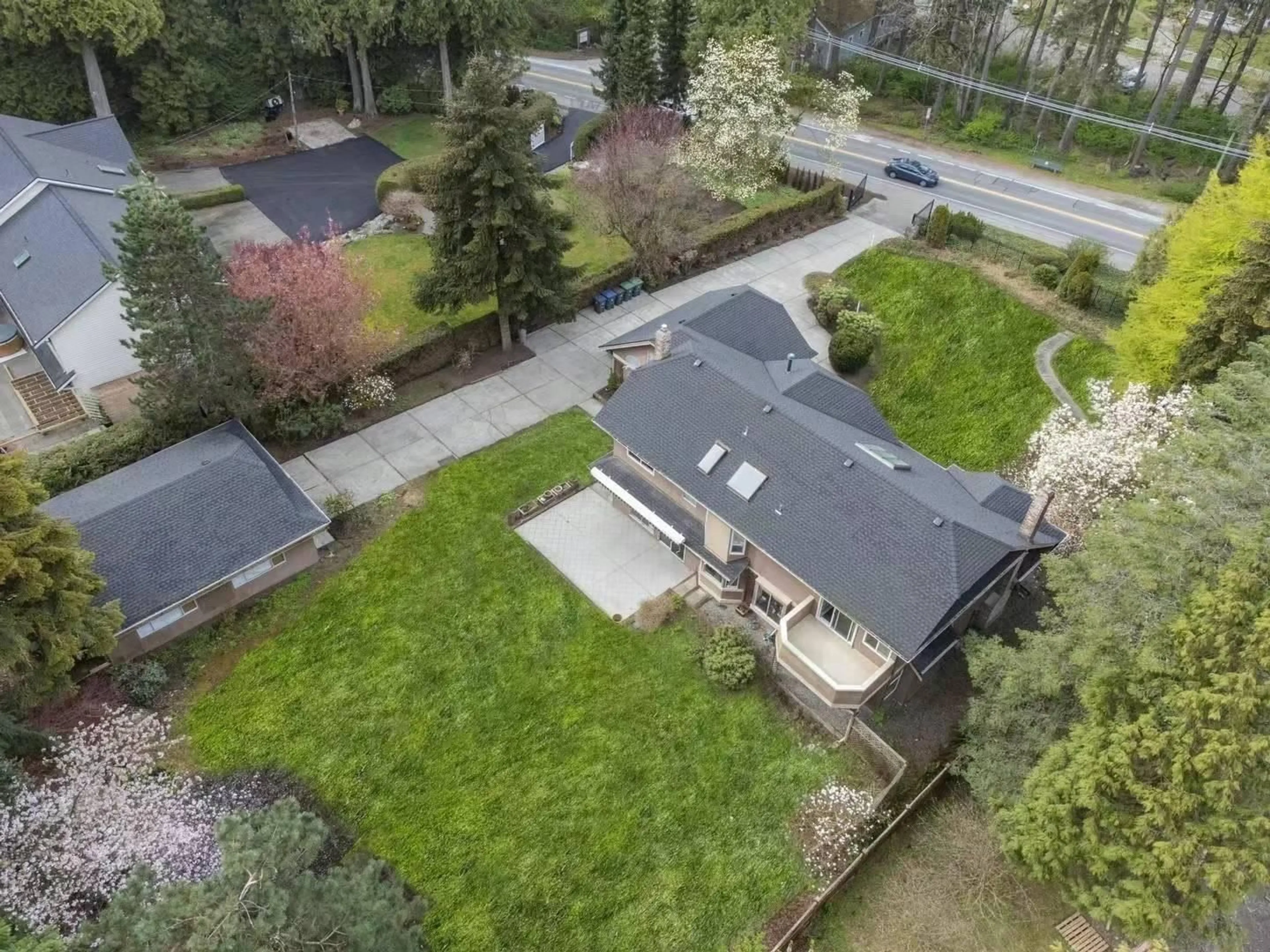 Frontside or backside of a home for 13736 CRESCENT ROAD, Surrey British Columbia V4P1K8