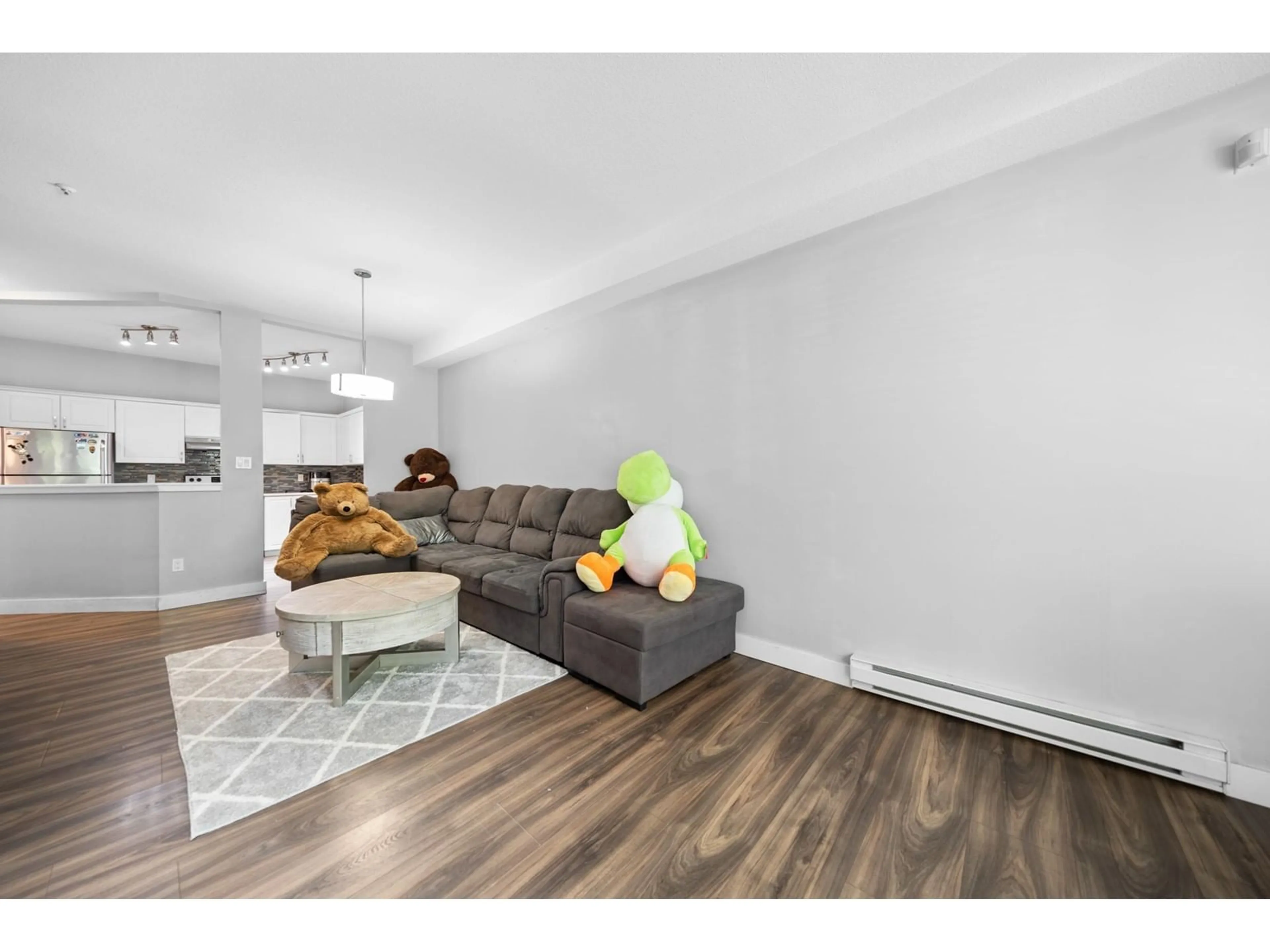 Living room with furniture, wood/laminate floor for 115 - 8139 121A, Surrey British Columbia V3W0Z2