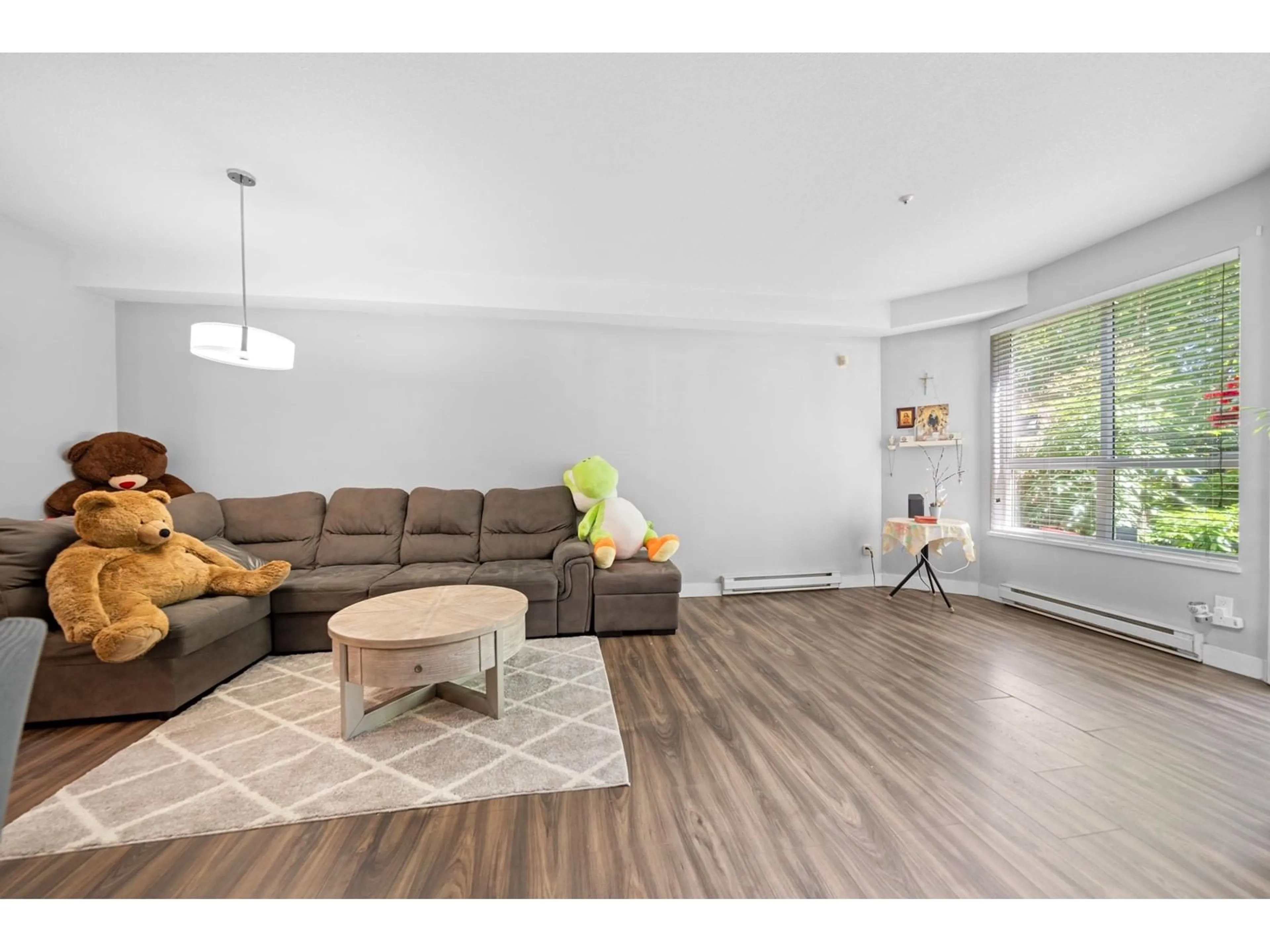 Living room with furniture, wood/laminate floor for 115 - 8139 121A, Surrey British Columbia V3W0Z2