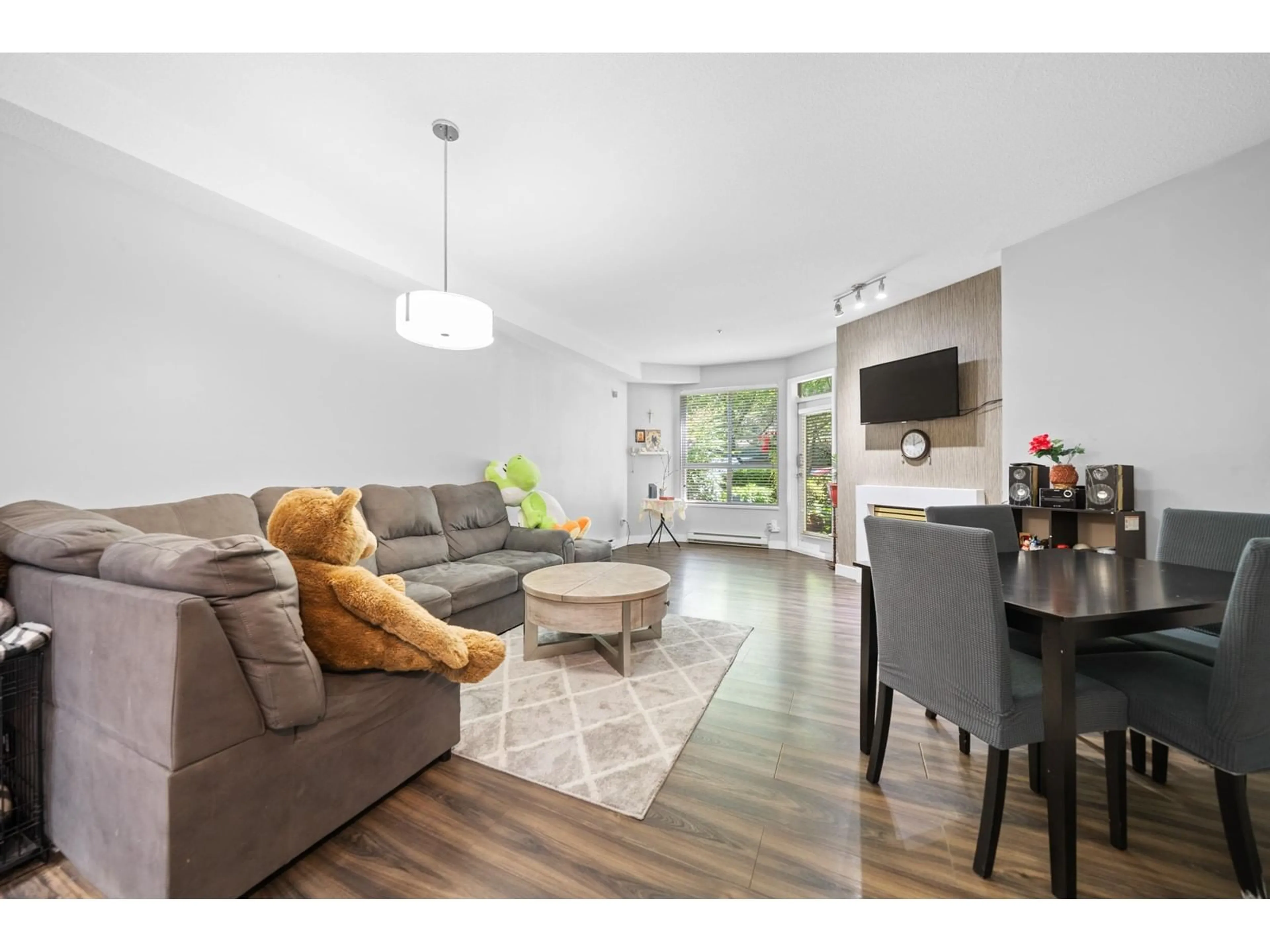 Living room with furniture, wood/laminate floor for 115 - 8139 121A, Surrey British Columbia V3W0Z2