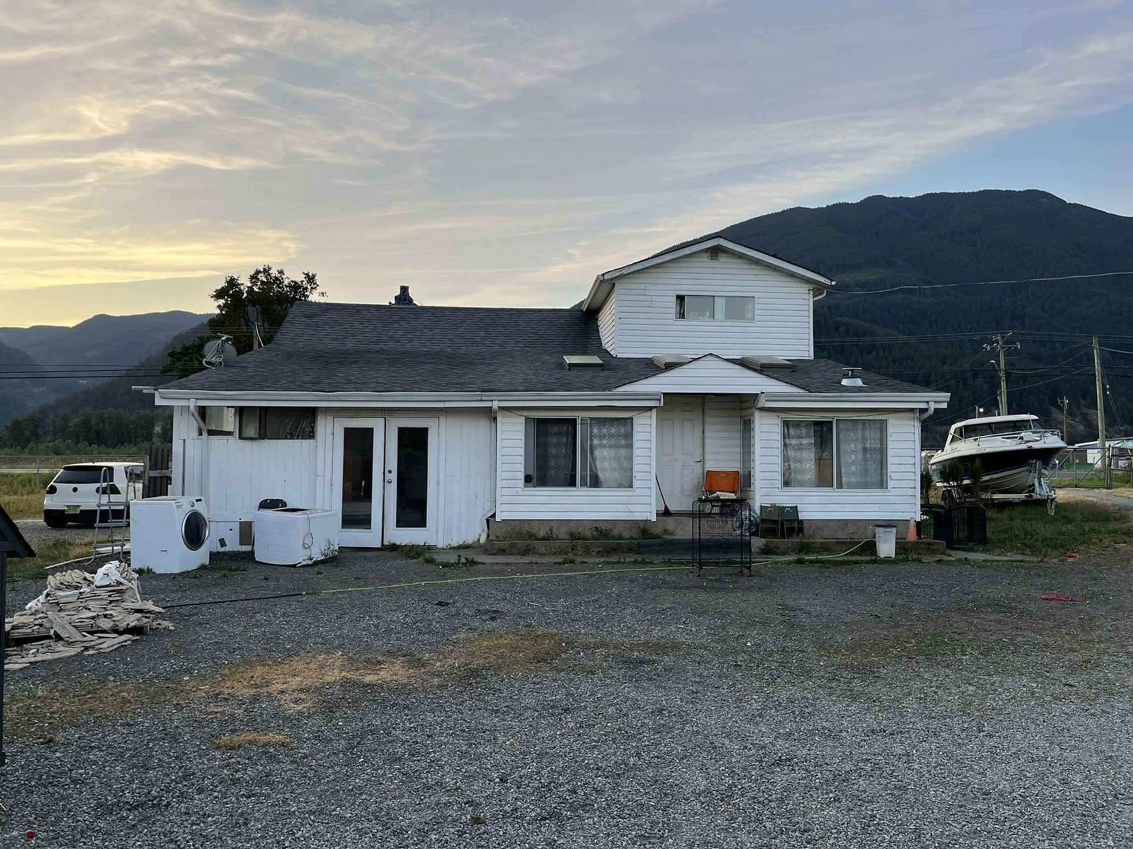 A pic from outside/outdoor area/front of a property/back of a property/a pic from drone, mountain view for 39582 LOUGHEED, Mission British Columbia V0M1G0
