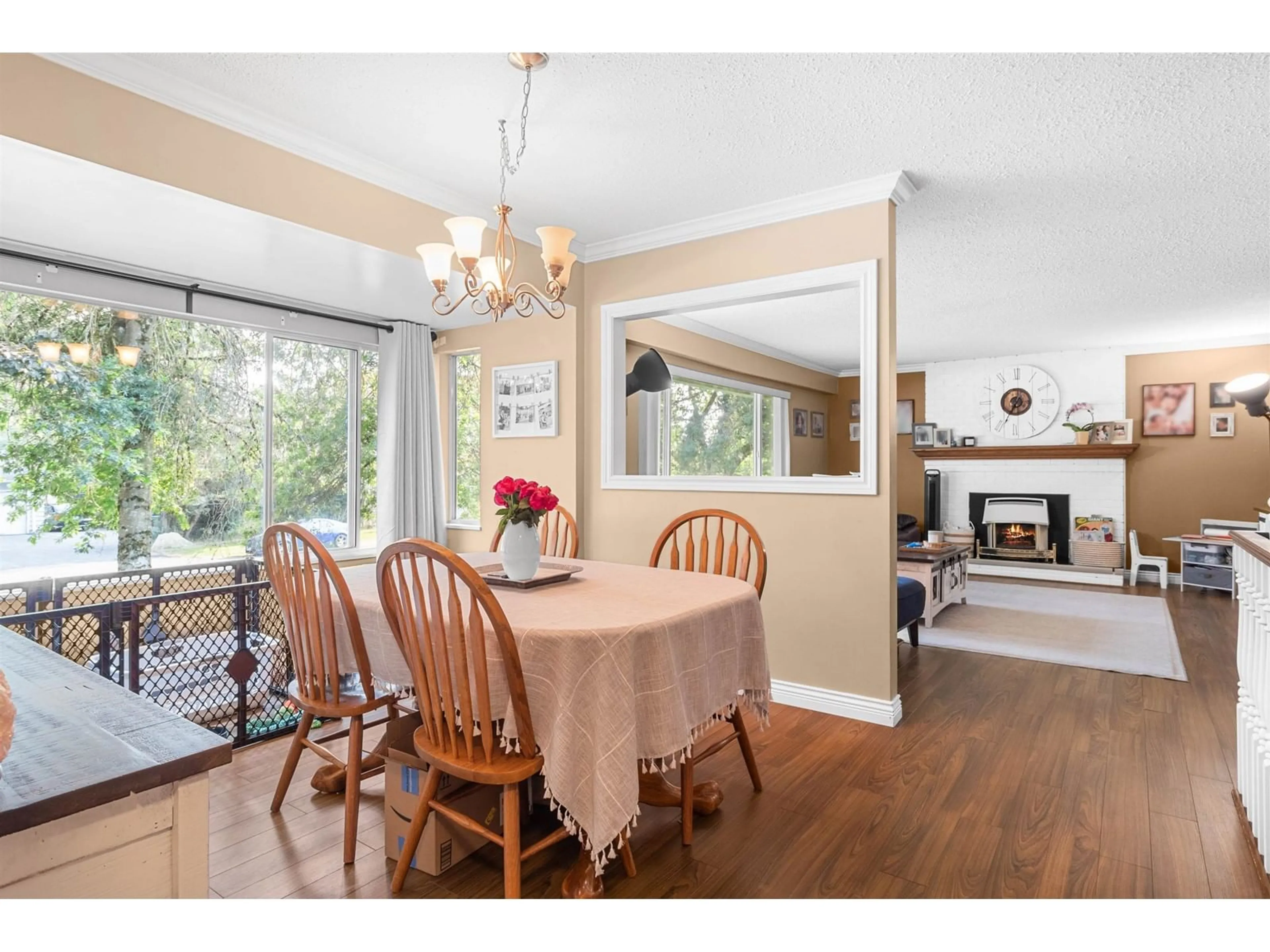 Dining room, wood floors, cottage for 24817 57 AVENUE, Langley British Columbia V4W1T6