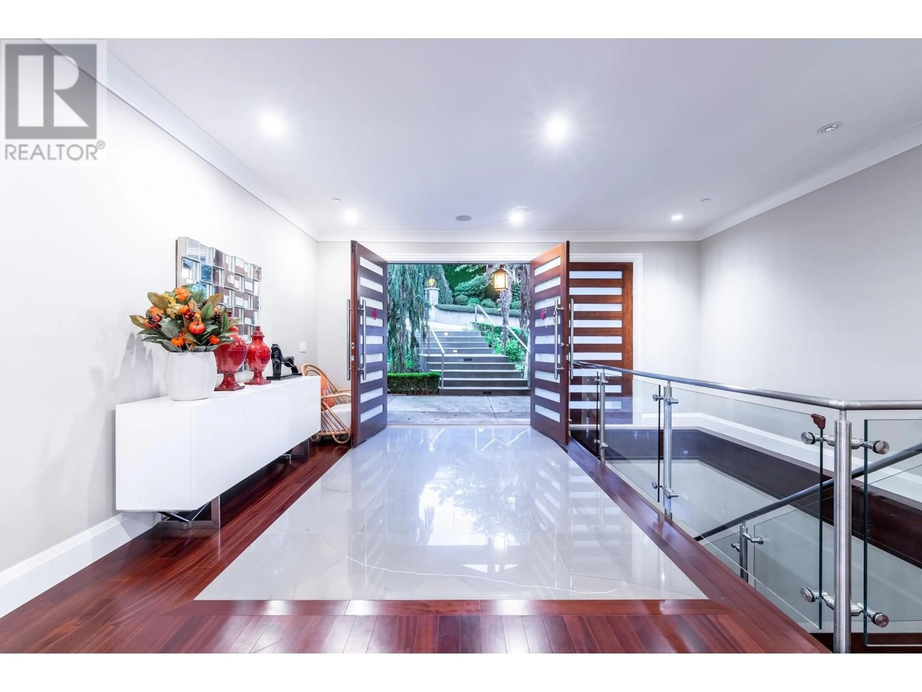 Indoor foyer, wood floors for 788 ANDOVER CRESCENT, West Vancouver British Columbia V7S1Y3