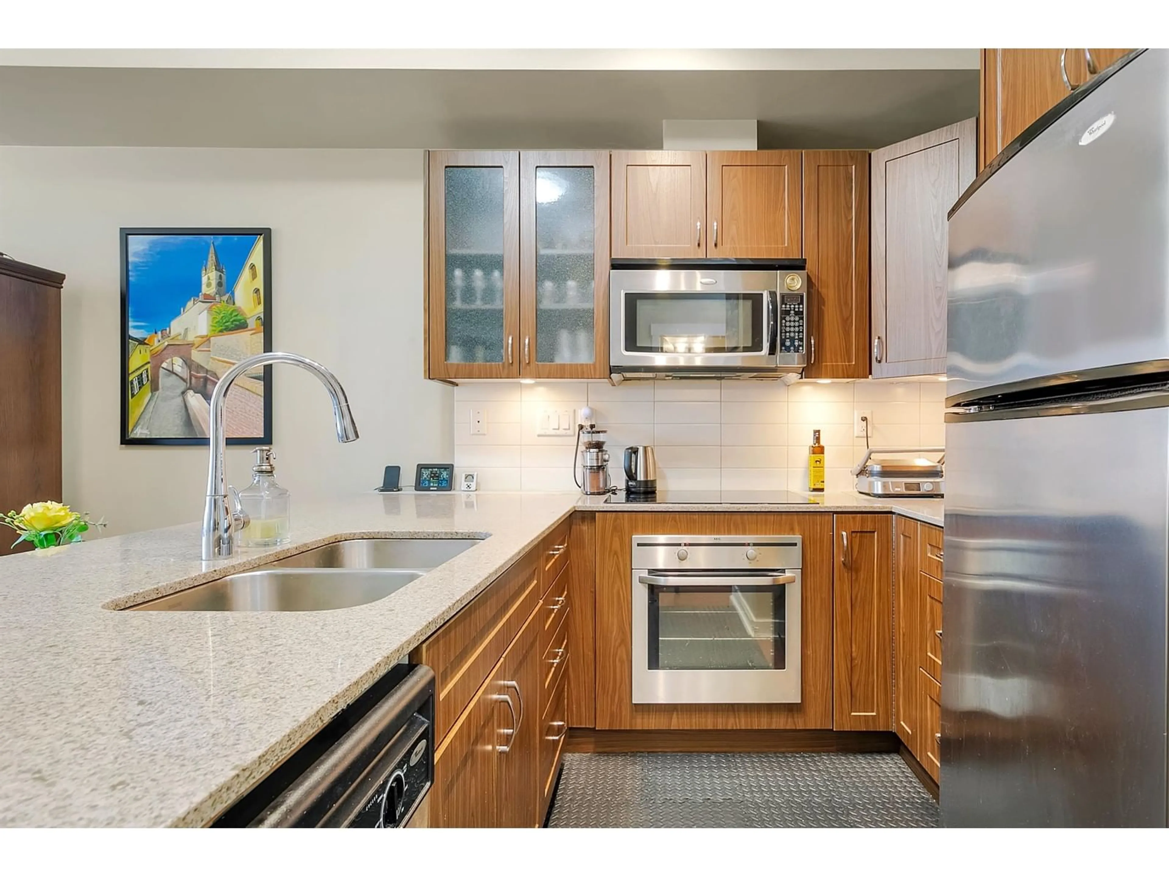 Standard kitchen for 338 13321 102A AVENUE, Surrey British Columbia V3T1P6