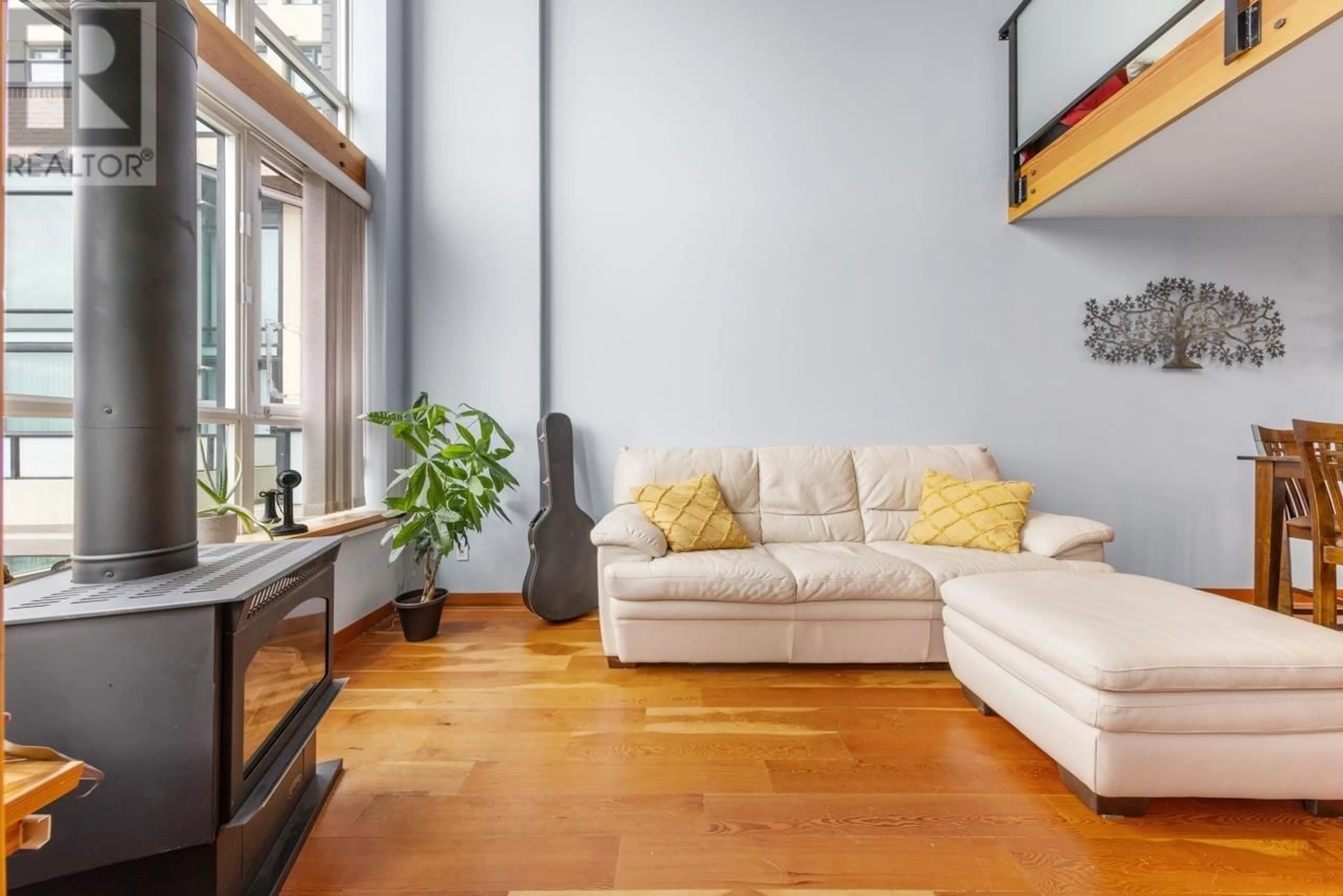 Living room, wood floors for 509 10 RENAISSANCE SQUARE, New Westminster British Columbia V3M7B1