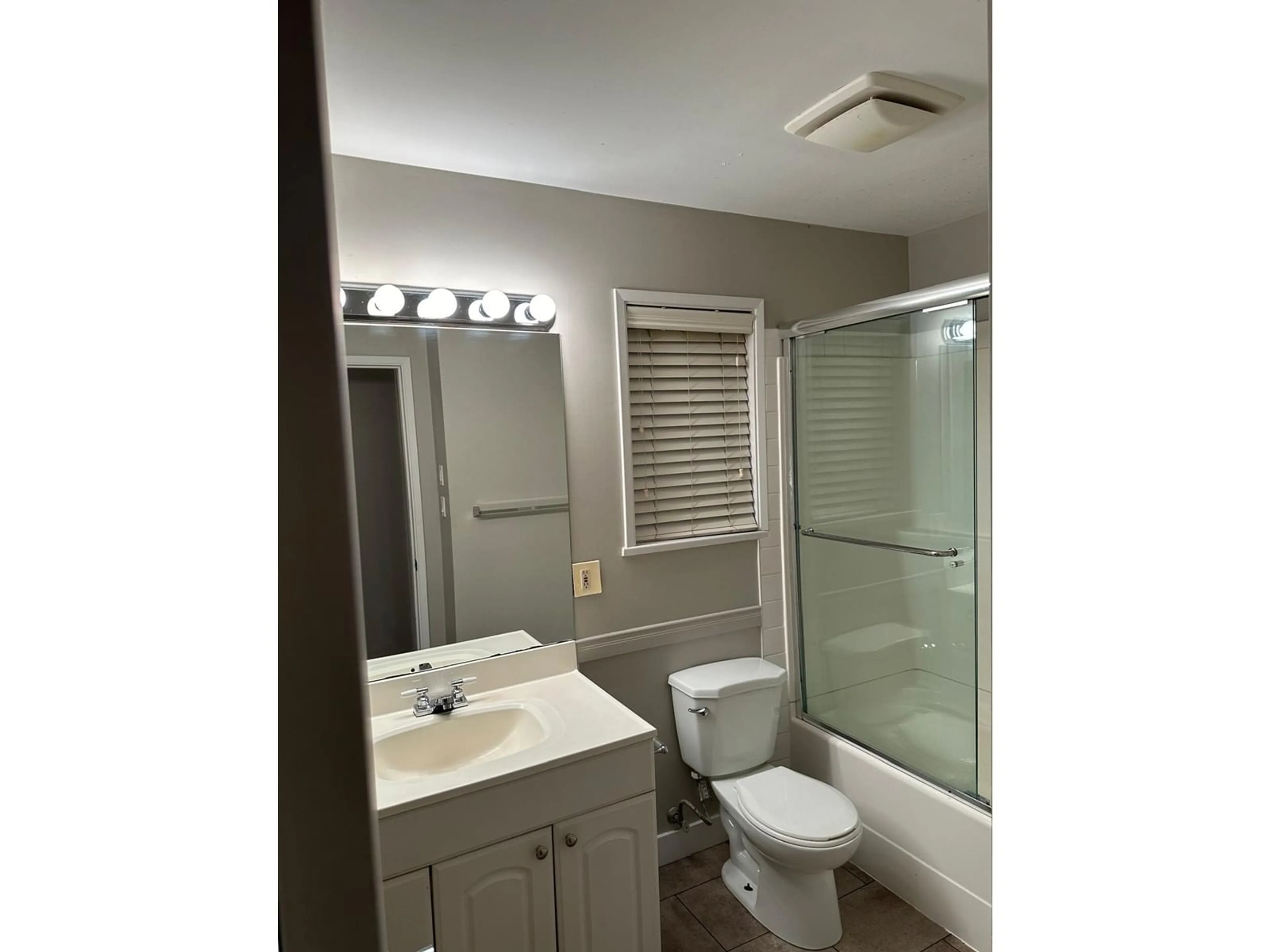 Standard bathroom, unknown for 2618 206TH STREET, Langley British Columbia V2Z2C2