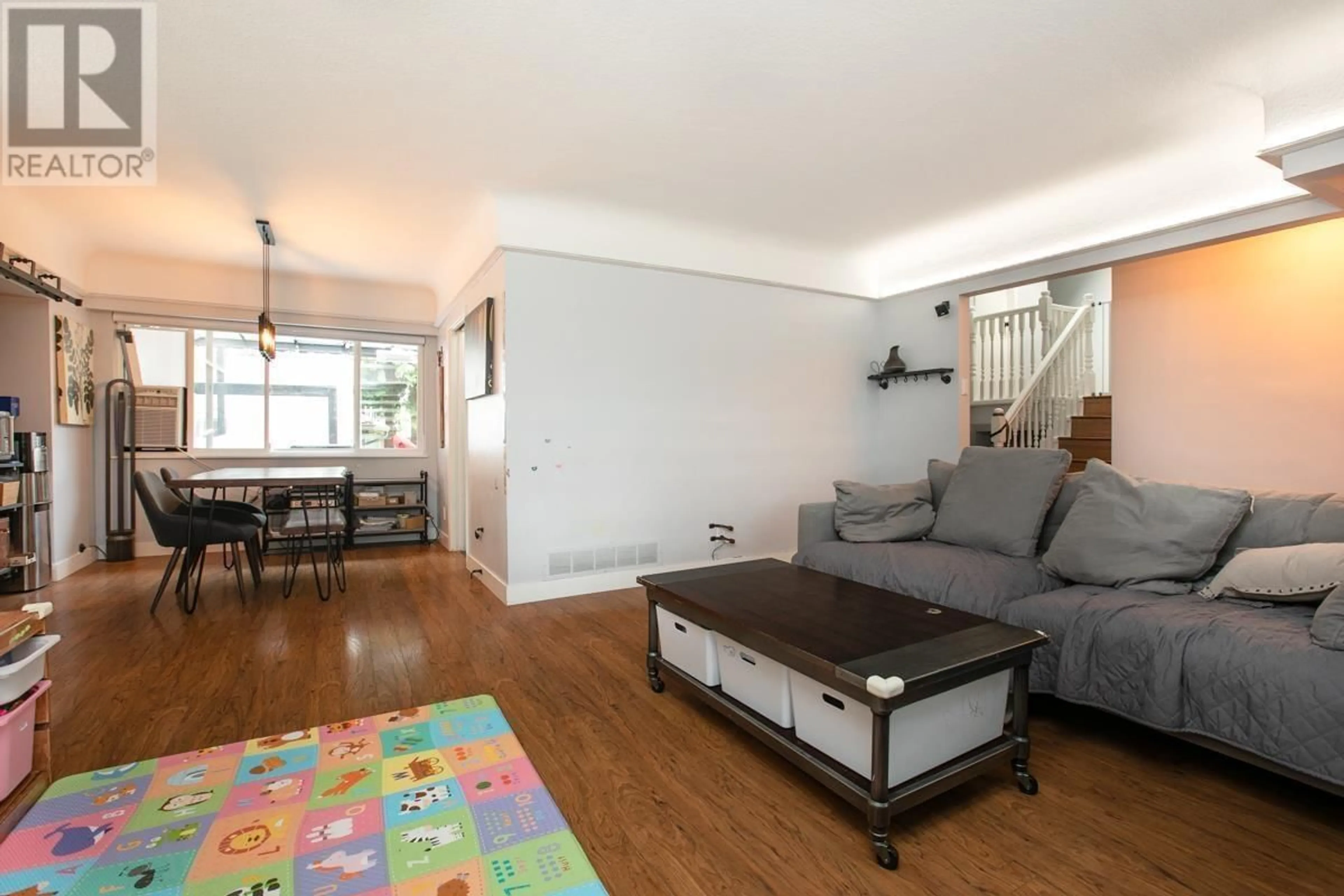 Living room with furniture, wood/laminate floor for 10231 CAITHCART ROAD, Richmond British Columbia V6X1N3