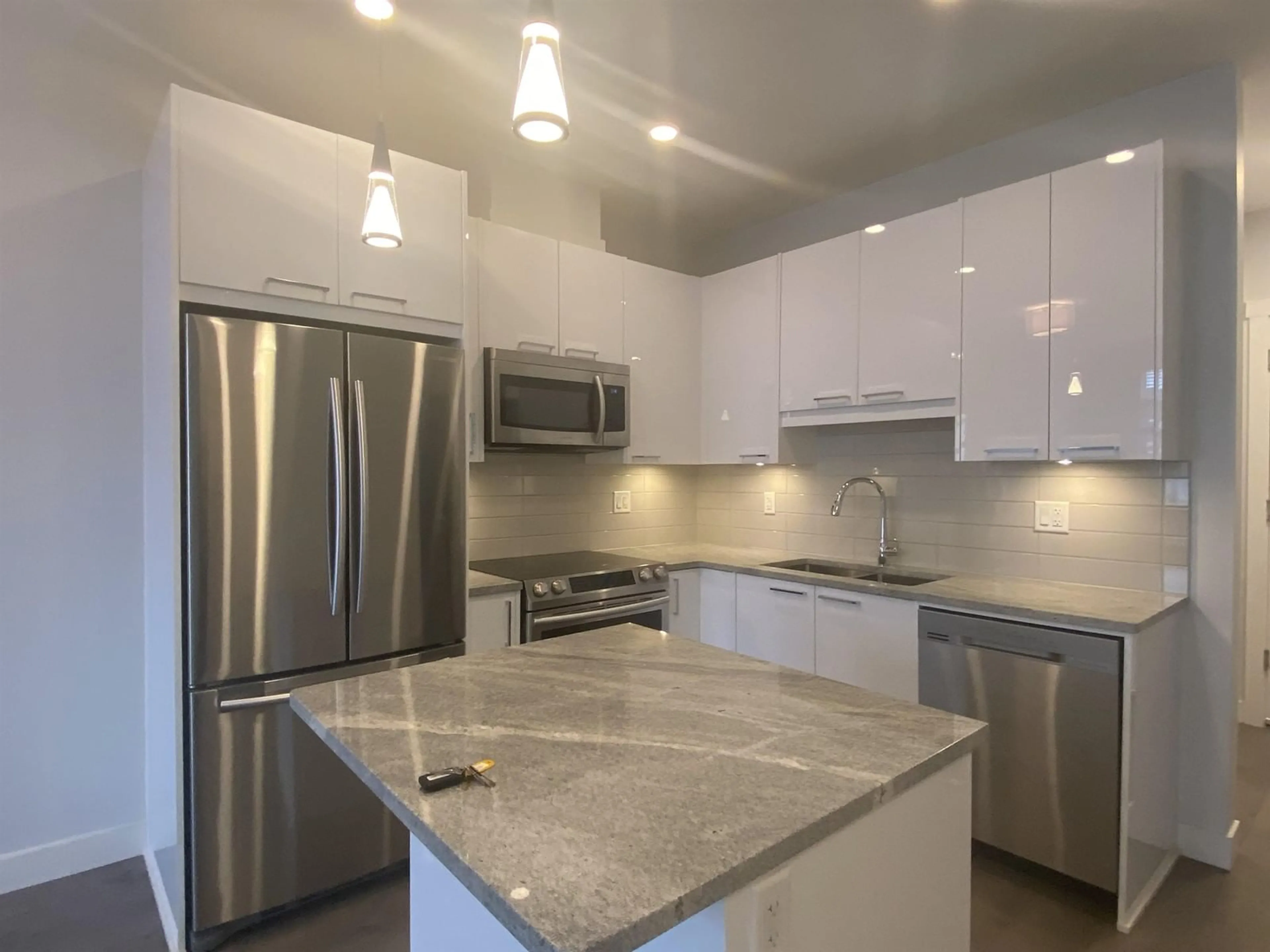 Contemporary kitchen for 512 20696 EASTLEIGH CRESCENT, Langley British Columbia V3W4C4