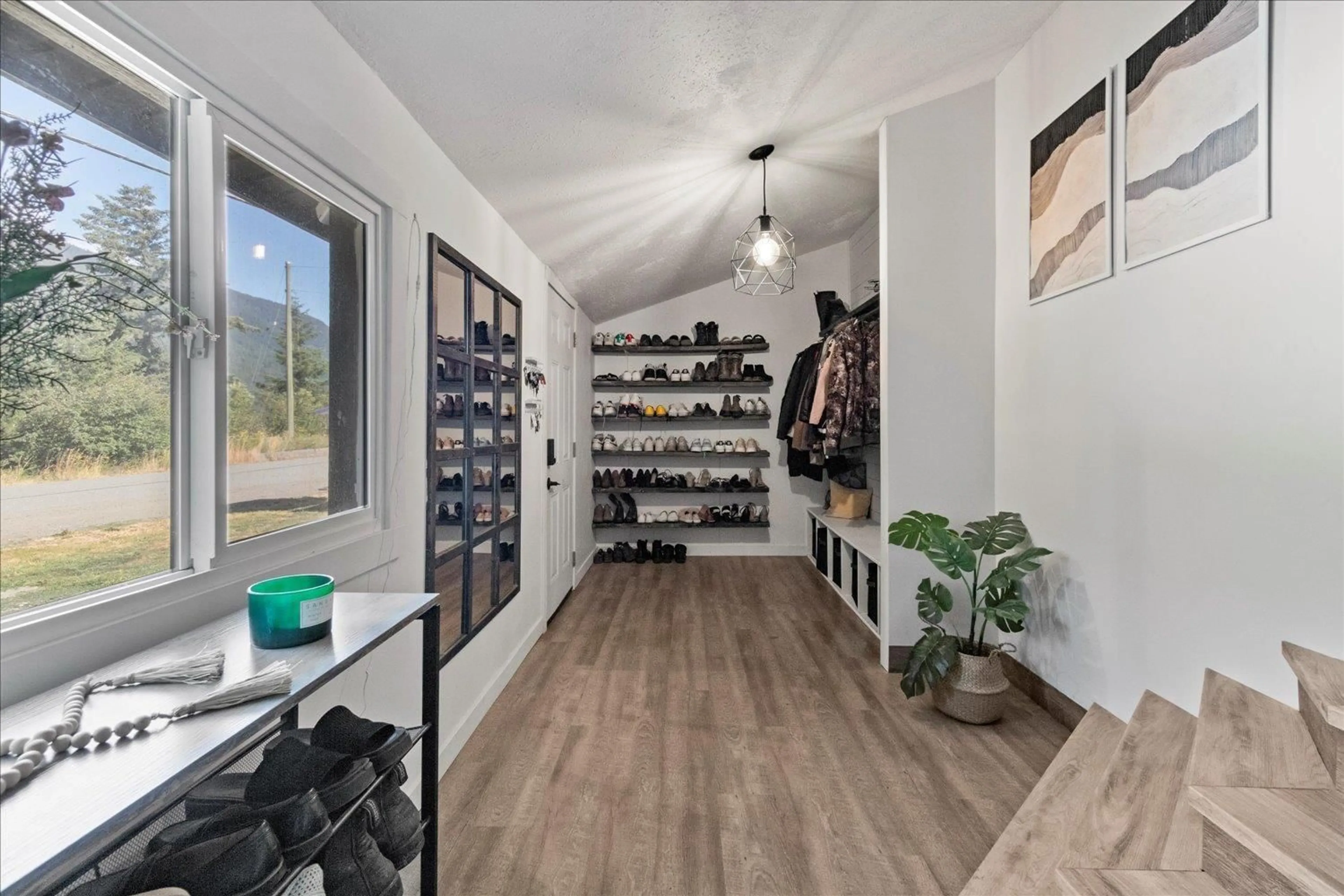 Indoor entryway, wood floors for 47818 OLD BOSTON BAR ROAD|Fraser Canyon, Boston Bar / Lytton British Columbia V0K1C0