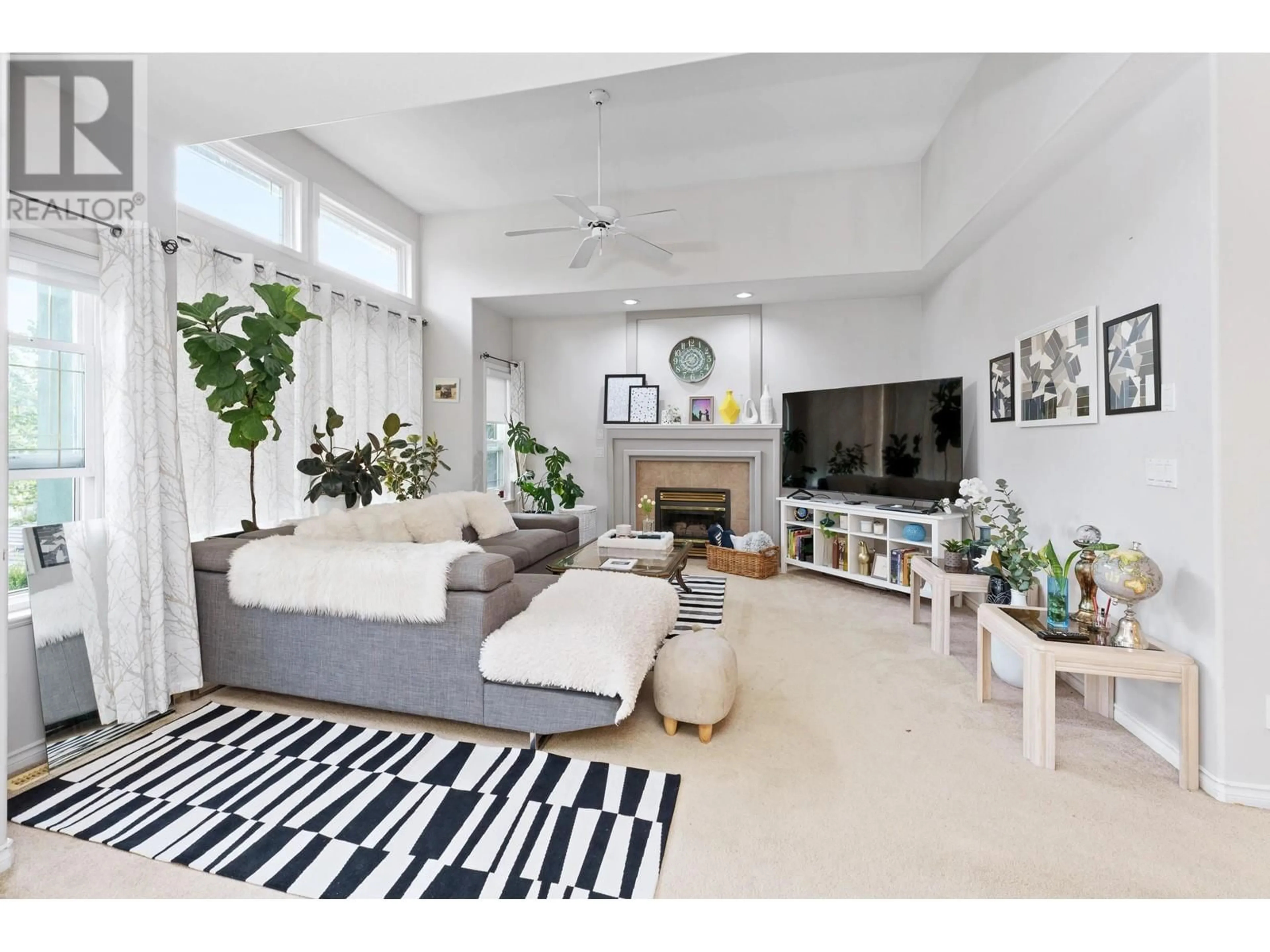 Living room, carpet floors for 23843 ZERON AVENUE, Maple Ridge British Columbia V2W1E3