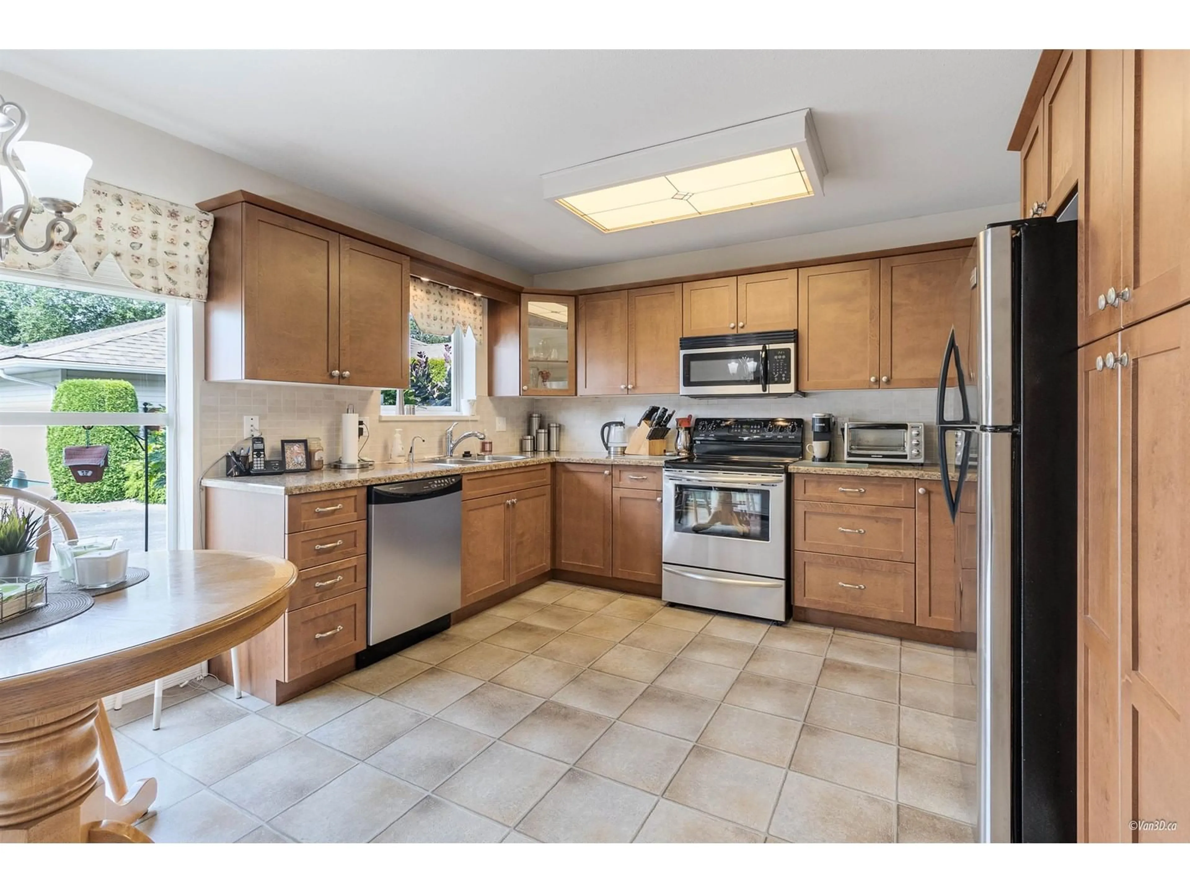 Kitchen, wood floors, cottage for 107 10172 141 STREET, Surrey British Columbia V3T4P6