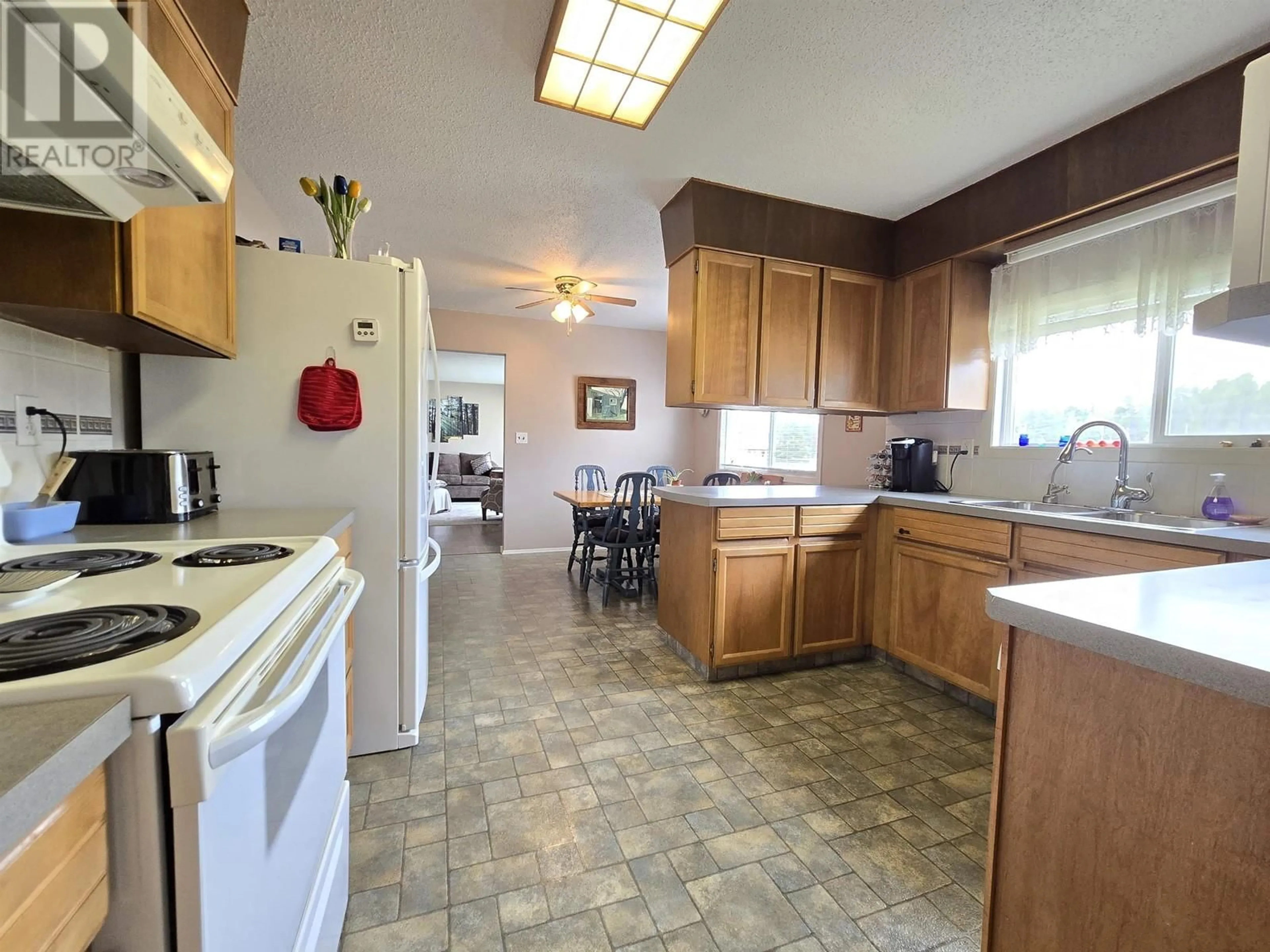 Standard kitchen, ceramic/tile floor for 1411 6TH AVENUE, Valemount British Columbia V0E2Z0