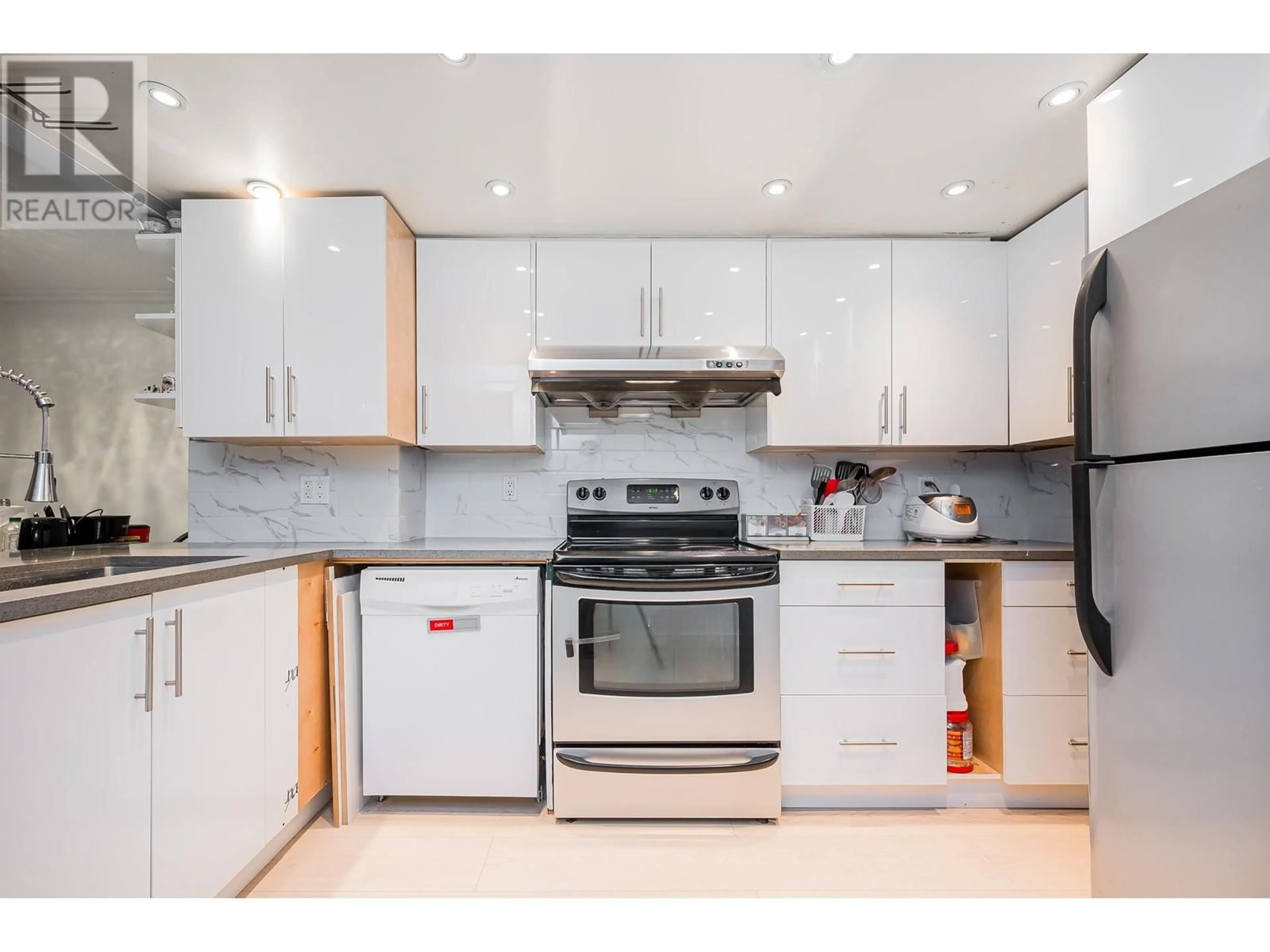 Standard kitchen for 4814 FERNGLEN DRIVE, Burnaby British Columbia V5G3V7