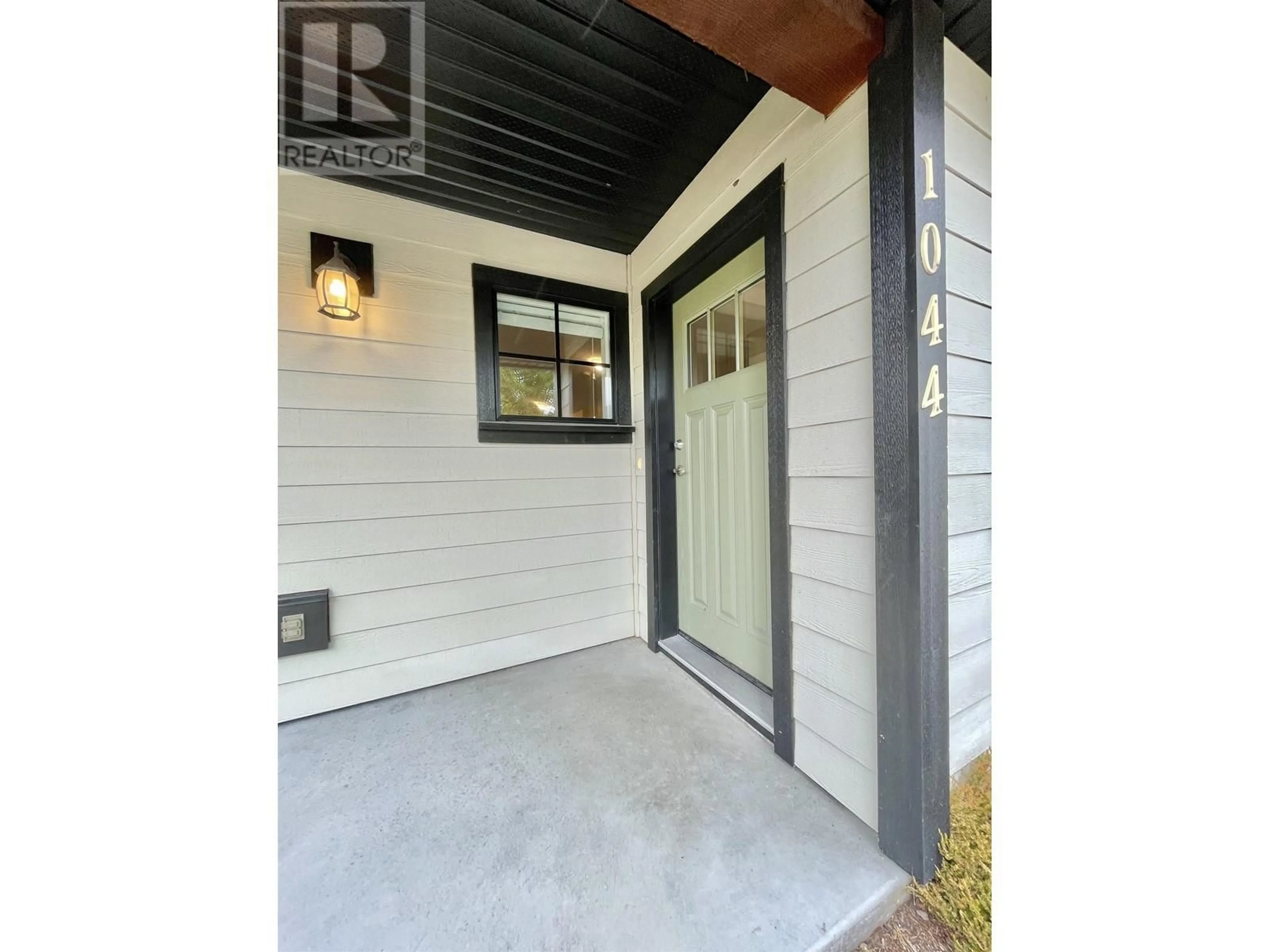 Indoor entryway, cement floor for 1044 WOODSWORTH ROAD, Gibsons British Columbia V0N1V7