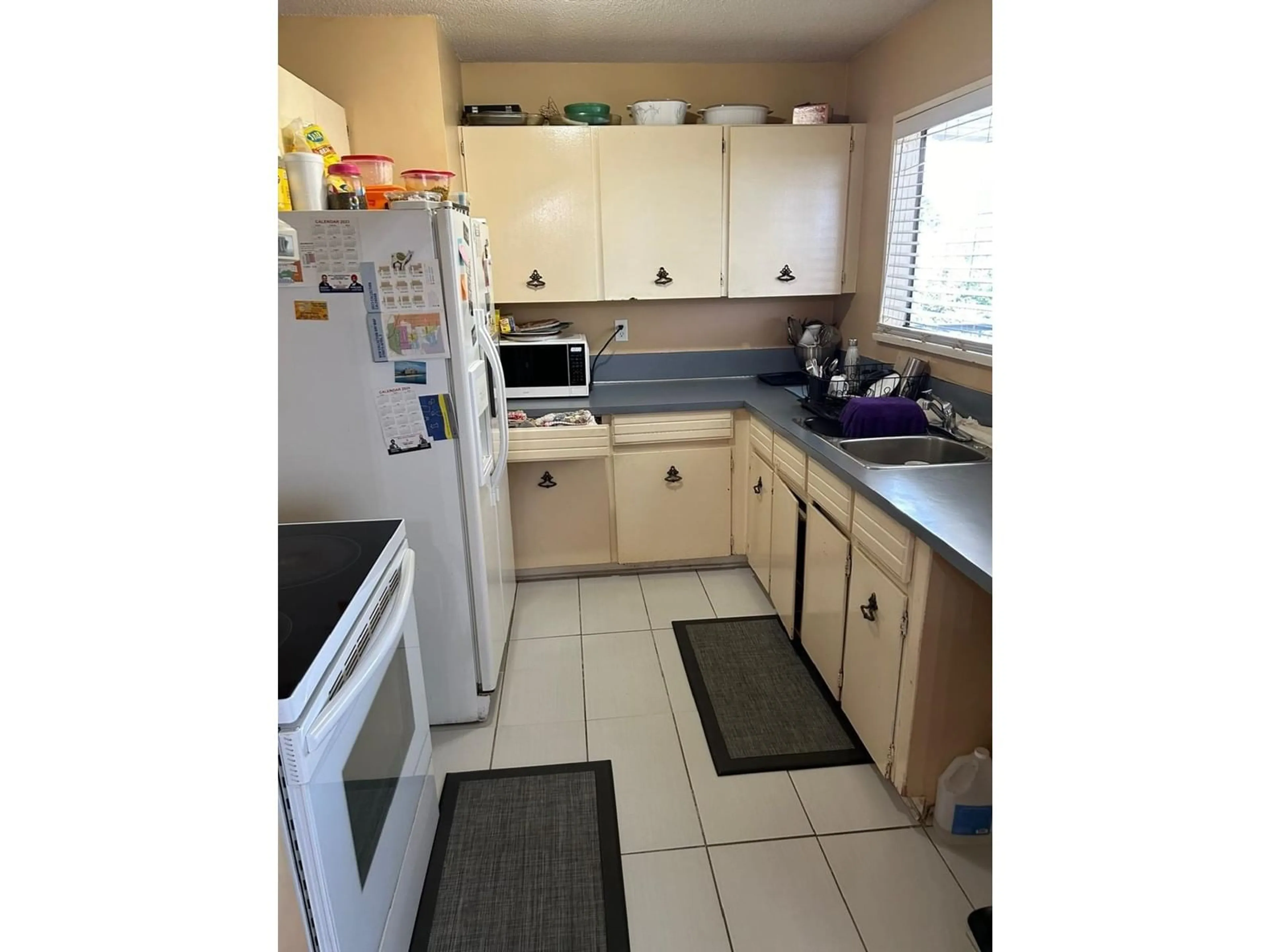Standard kitchen, unknown for 11380 140, Surrey British Columbia V3R3G6