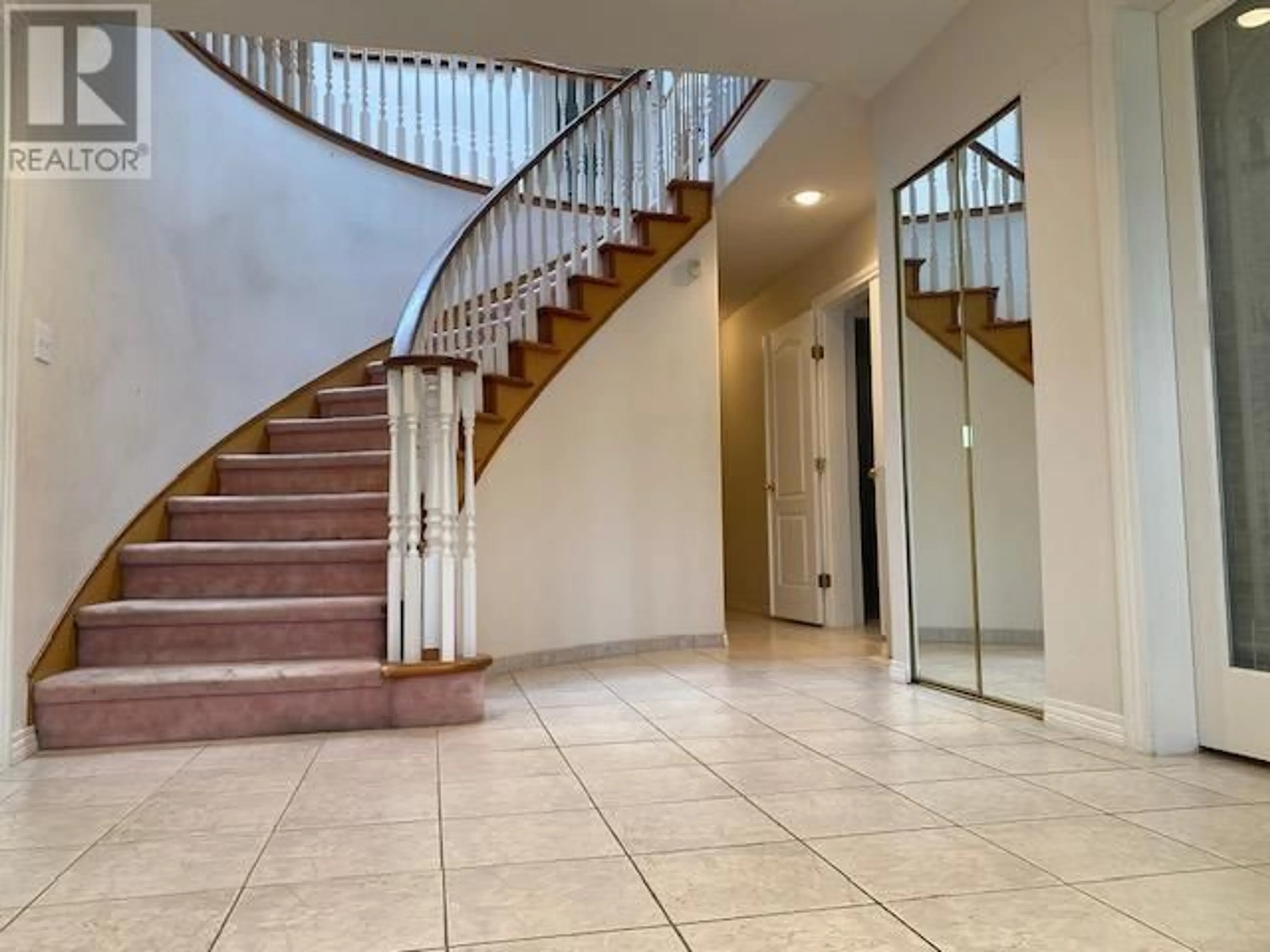 Indoor foyer, cement floor for 3754 ELMWOOD STREET, Burnaby British Columbia V5G1R7