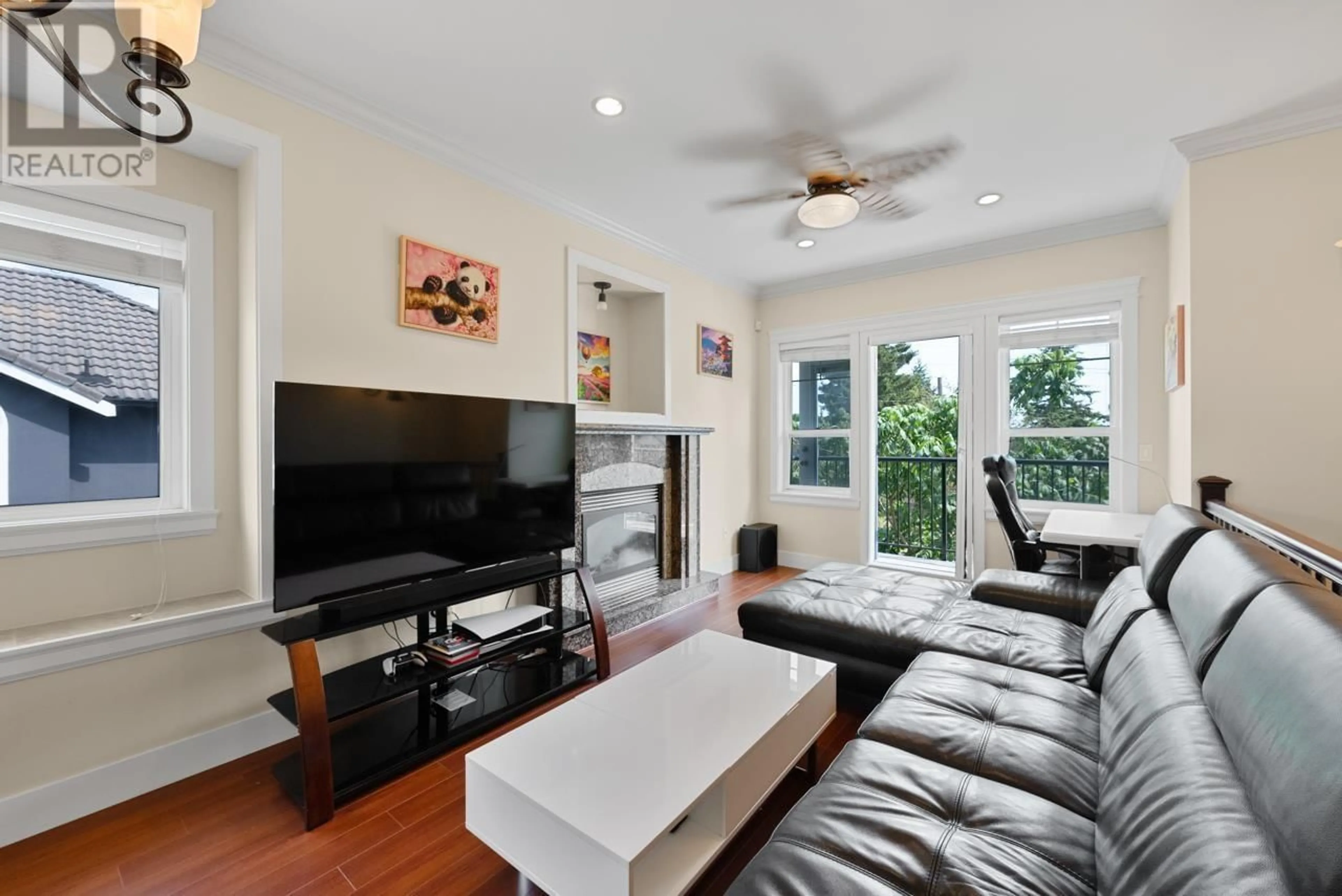 Living room, wood floors for 7519 14TH AVENUE, Burnaby British Columbia V3N2A2