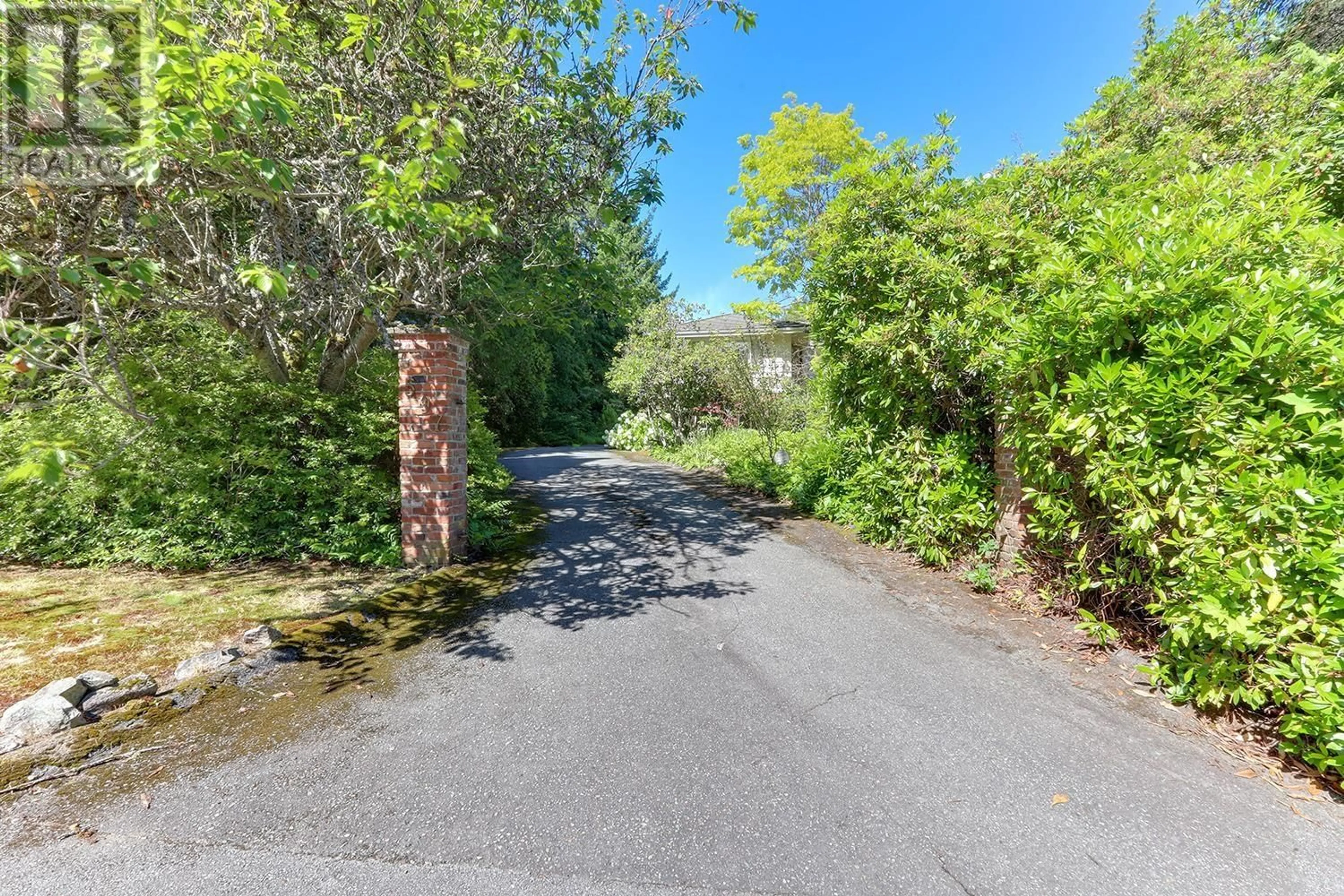A pic from outside/outdoor area/front of a property/back of a property/a pic from drone, unknown for 597 HADDEN DRIVE, West Vancouver British Columbia V7S1G8