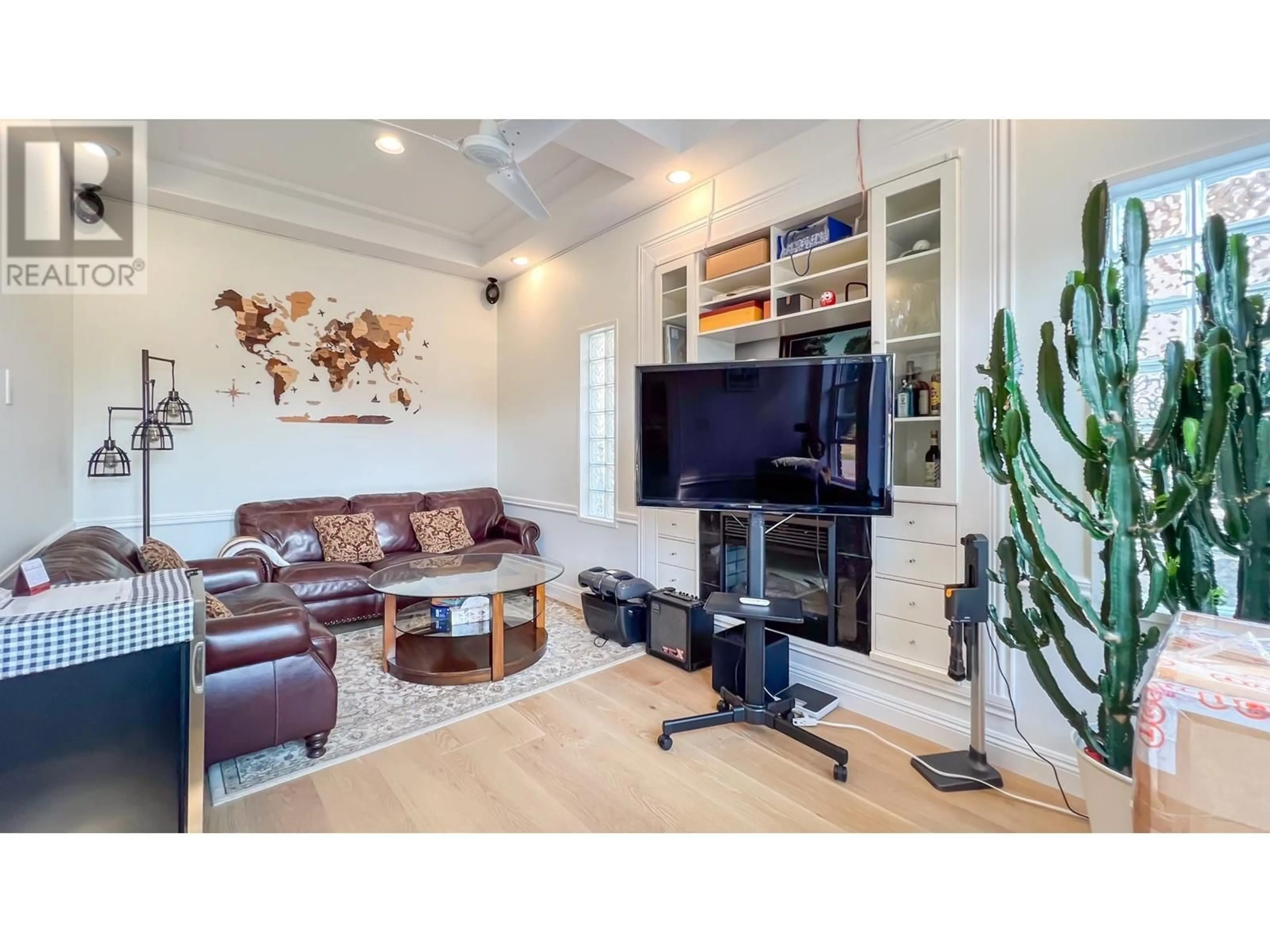 Living room with furniture, wood/laminate floor for 9342 NO. 2 ROAD, Richmond British Columbia V7E2C8