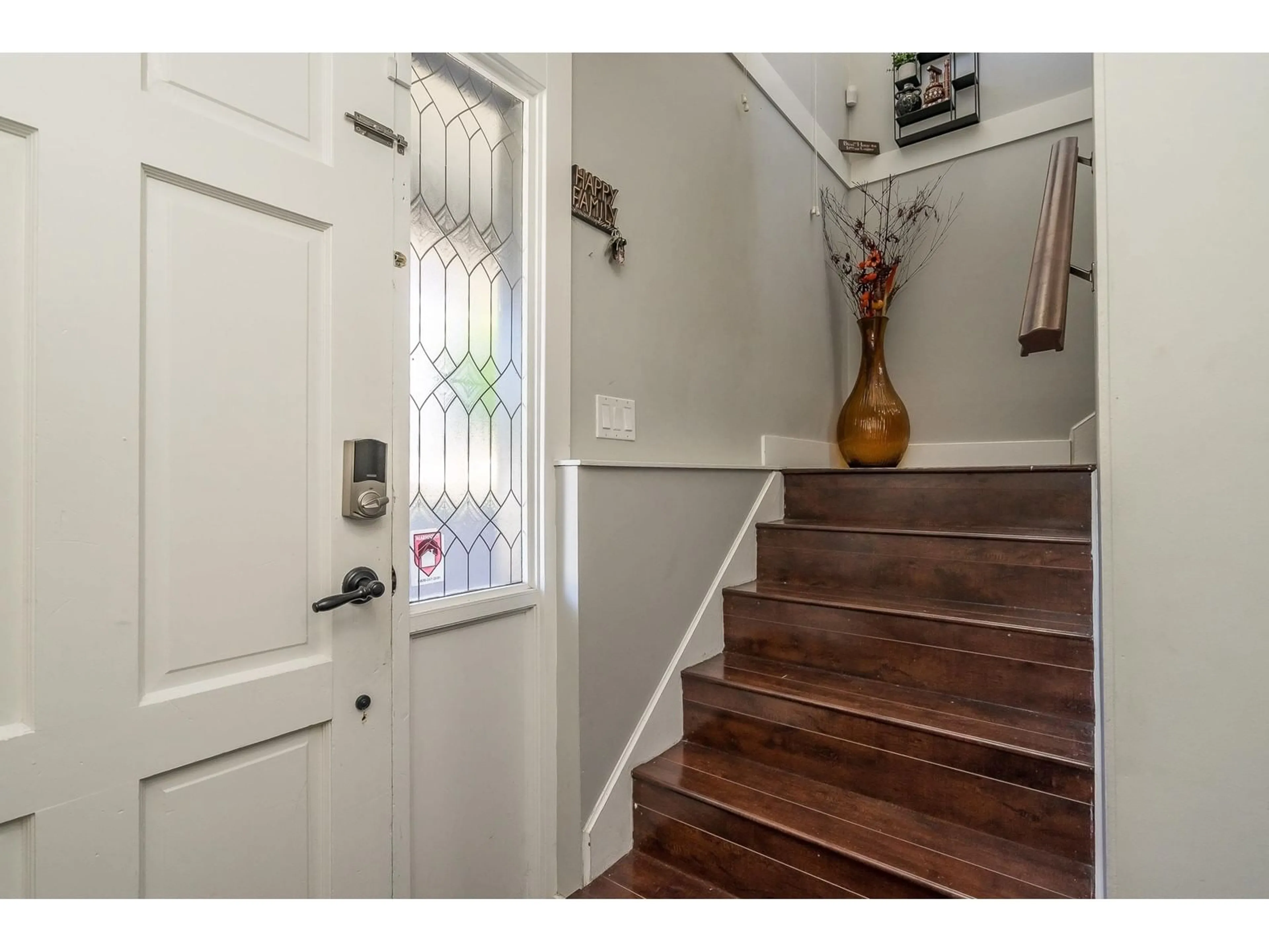 Indoor entryway, wood floors for 18352 56A AVENUE, Surrey British Columbia V3S6E3