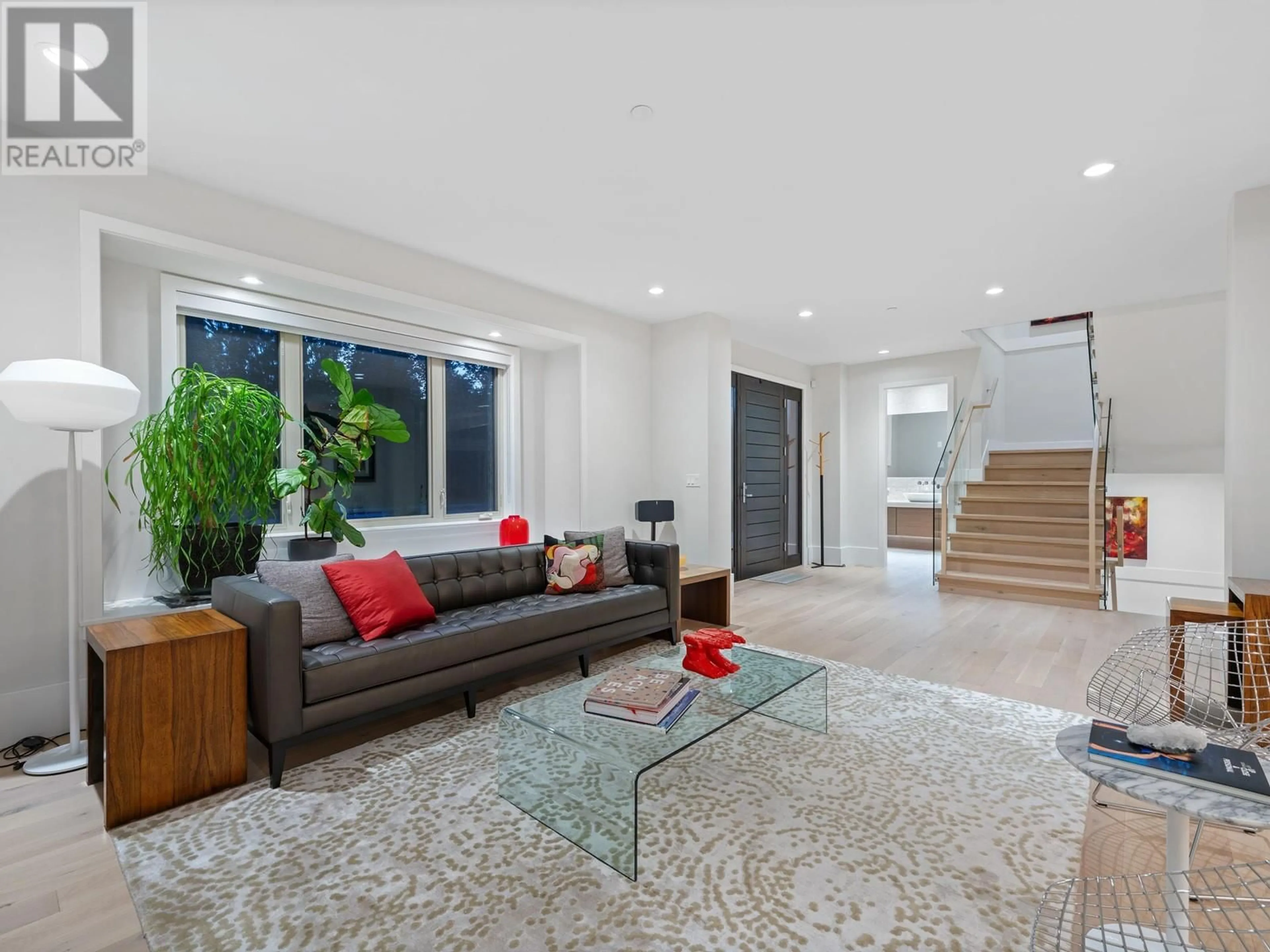 Living room, wood floors for 4062 VIRGINIA CRESCENT, North Vancouver British Columbia V7R3Z1