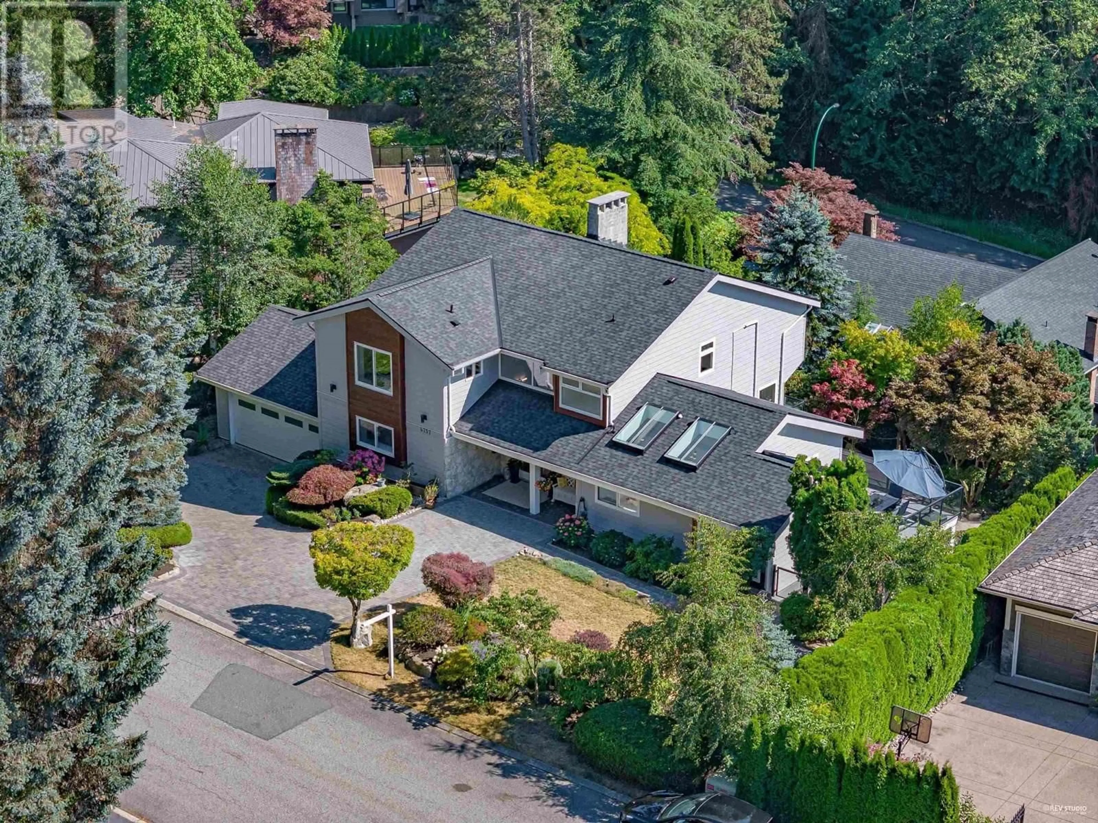 A pic from outside/outdoor area/front of a property/back of a property/a pic from drone, street for 4757 WOODGREEN DRIVE, West Vancouver British Columbia V7S2Z9