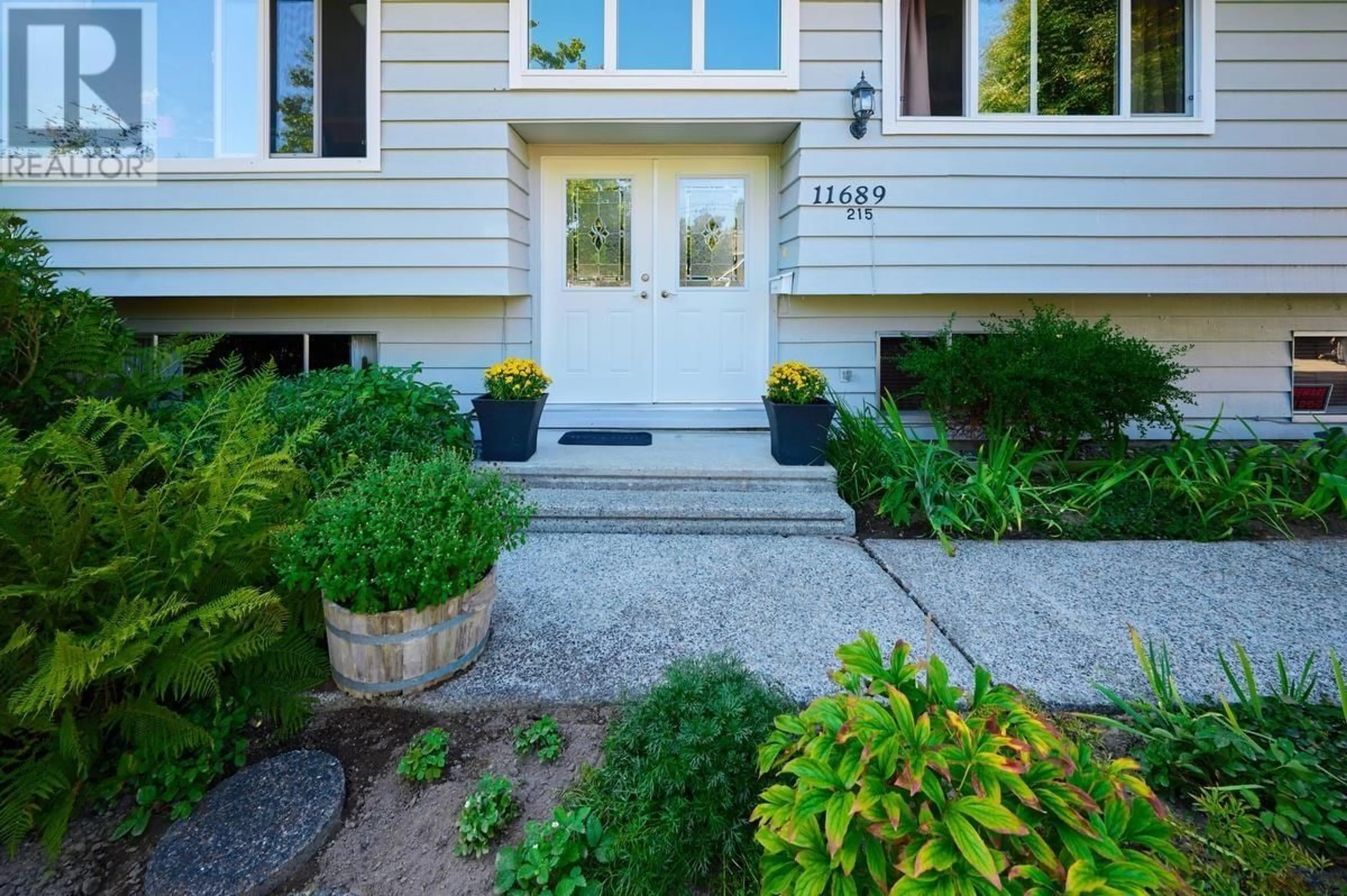 Indoor entryway, wood floors for 11689 215 STREET, Maple Ridge British Columbia V2X5G6