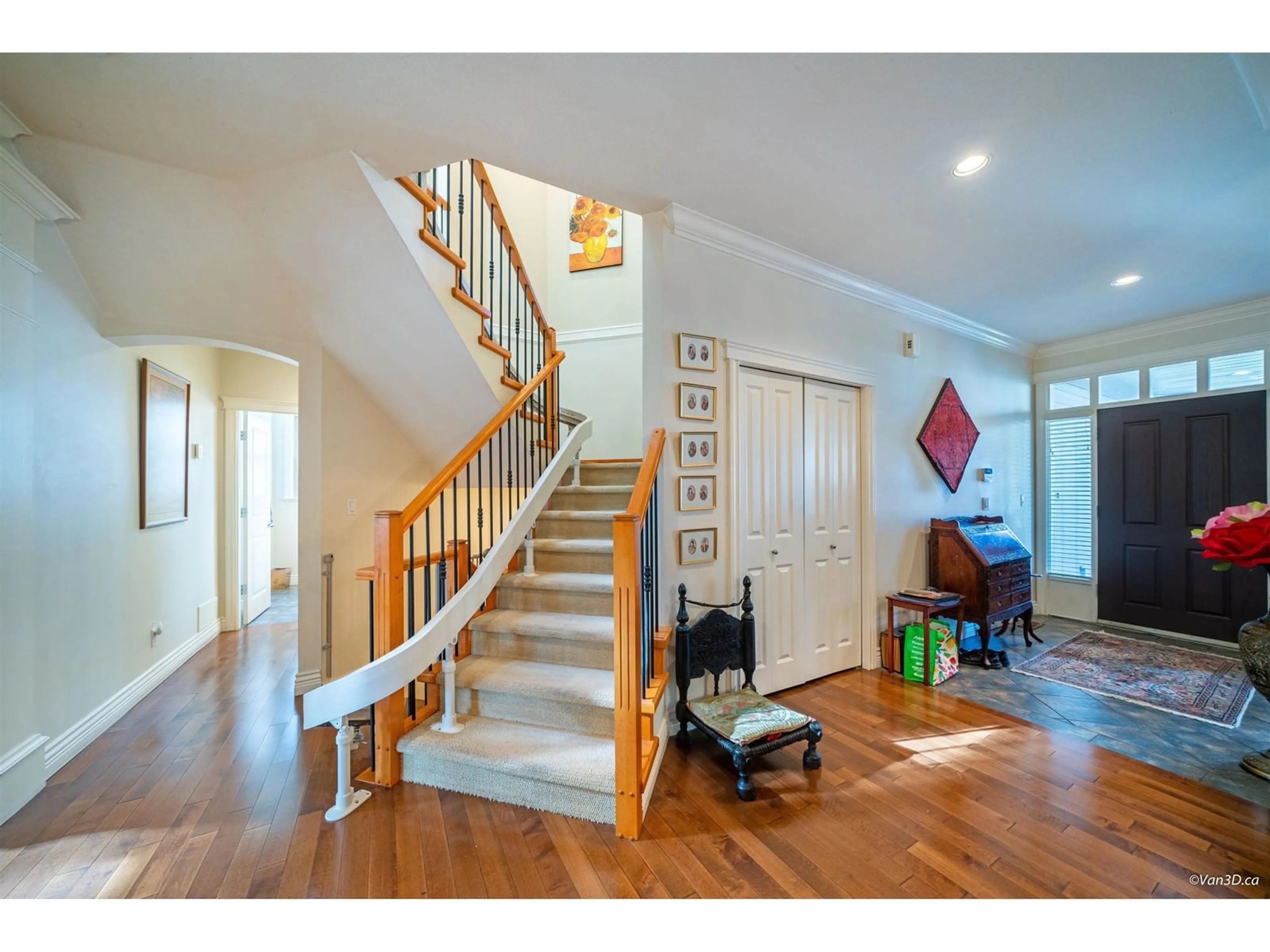 Indoor entryway, wood floors for 12038 59 AVENUE, Surrey British Columbia V3X3L3